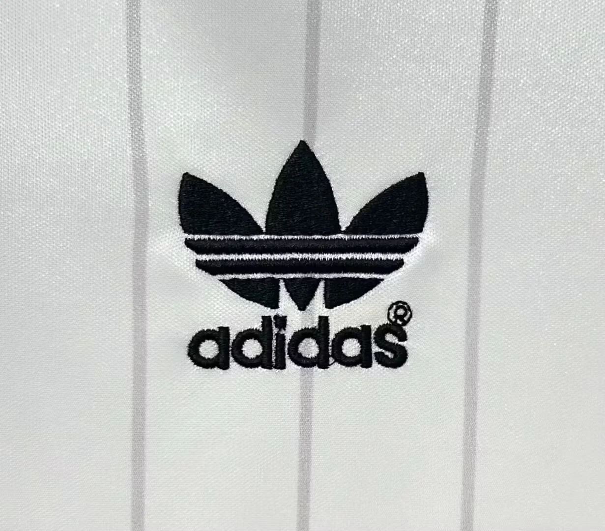 1983 Manchester United away retro jersey view 7