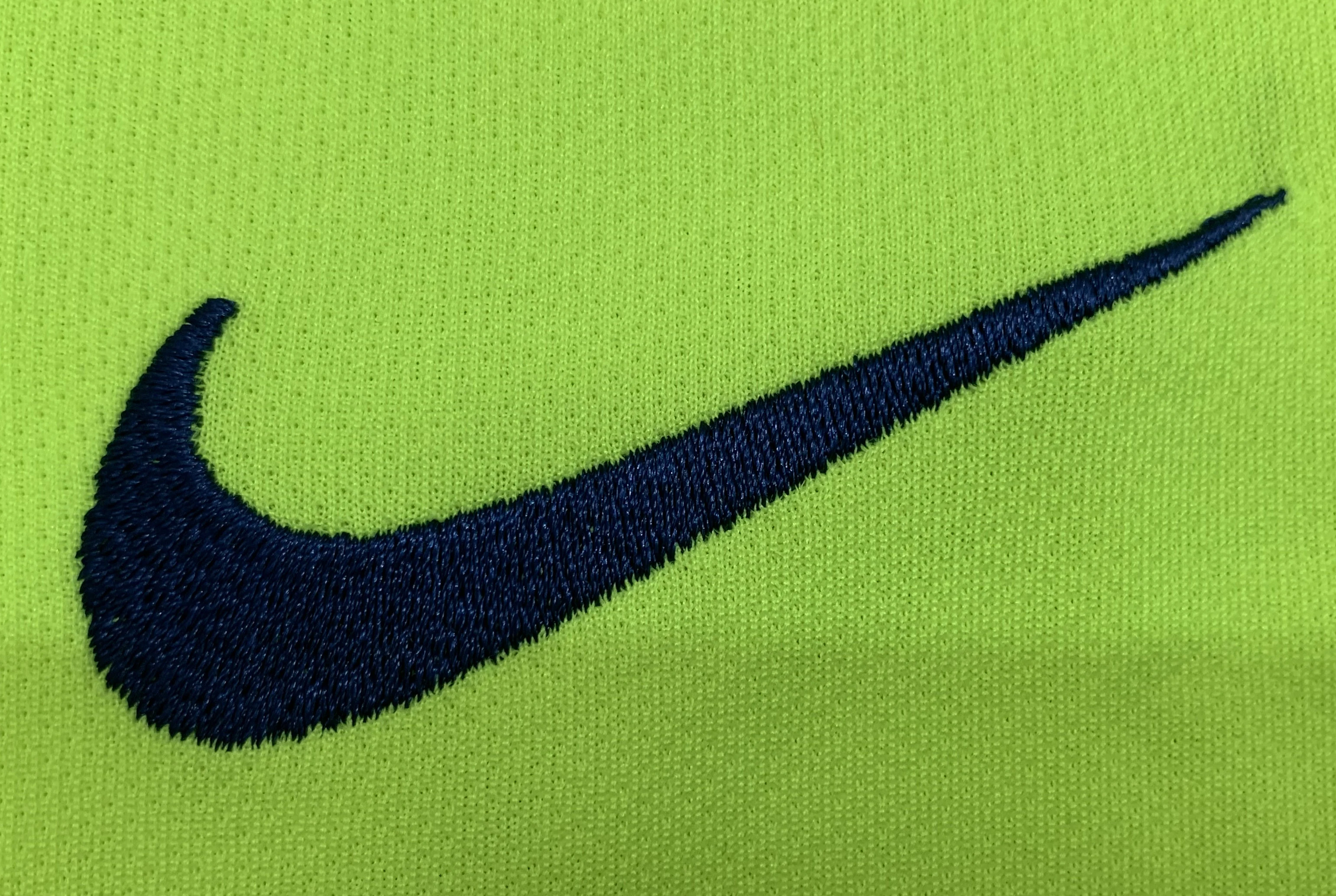 2005-06 Barcelona Away Retro Jersey view 6