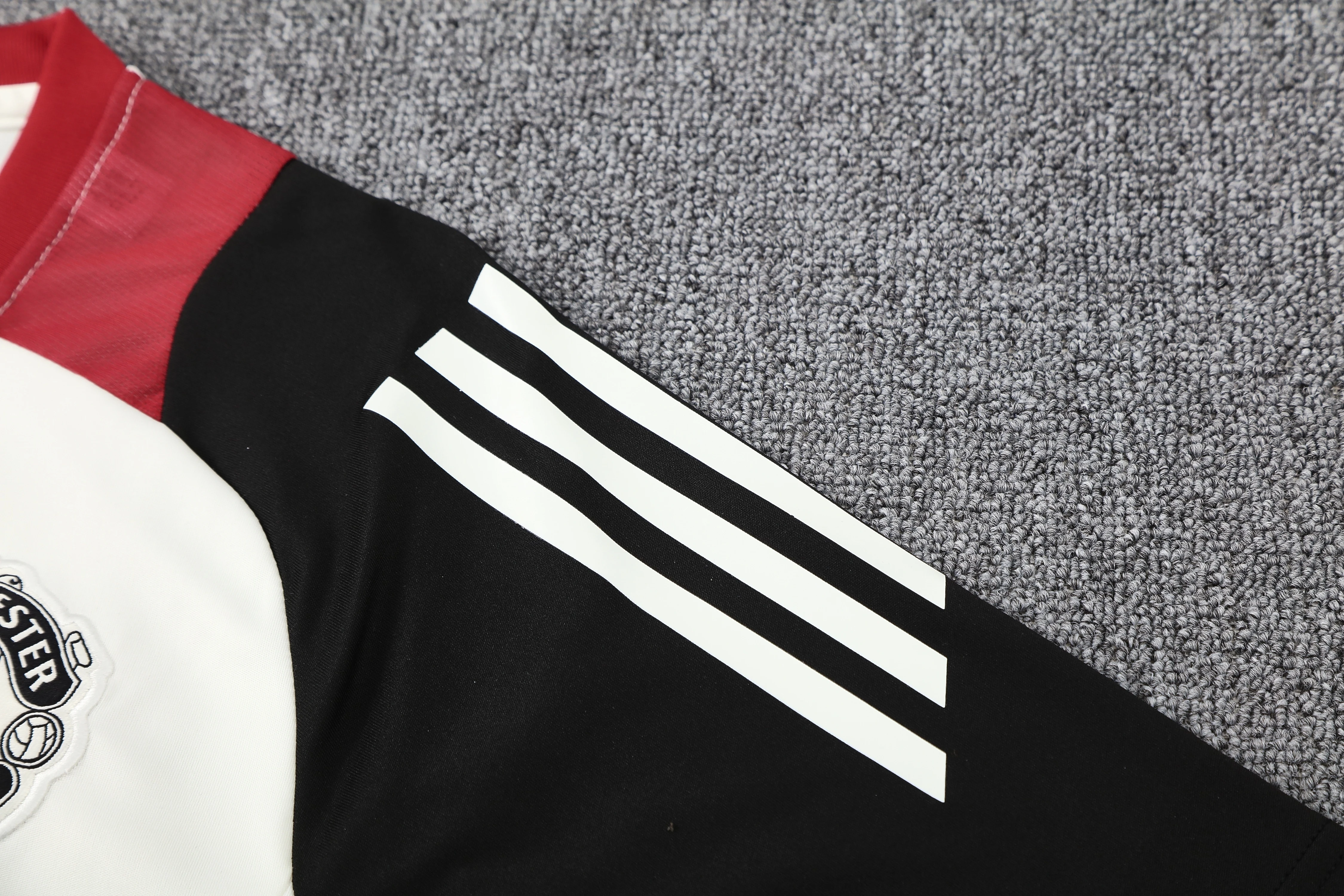 2025-26 Manchester United white short-sleeved training jersey view 9