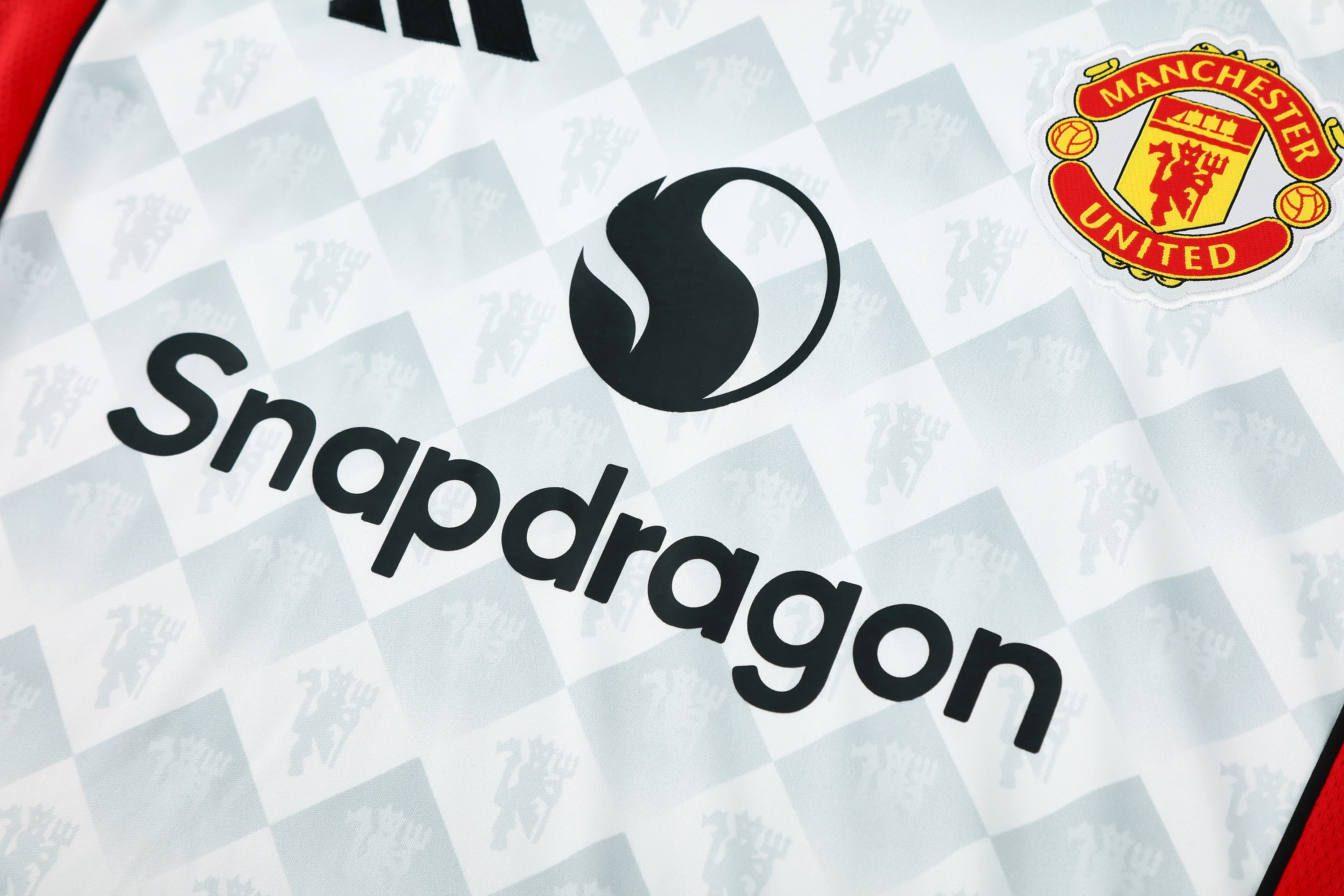 2025-26 Manchester United white short-sleeved training jersey view 4