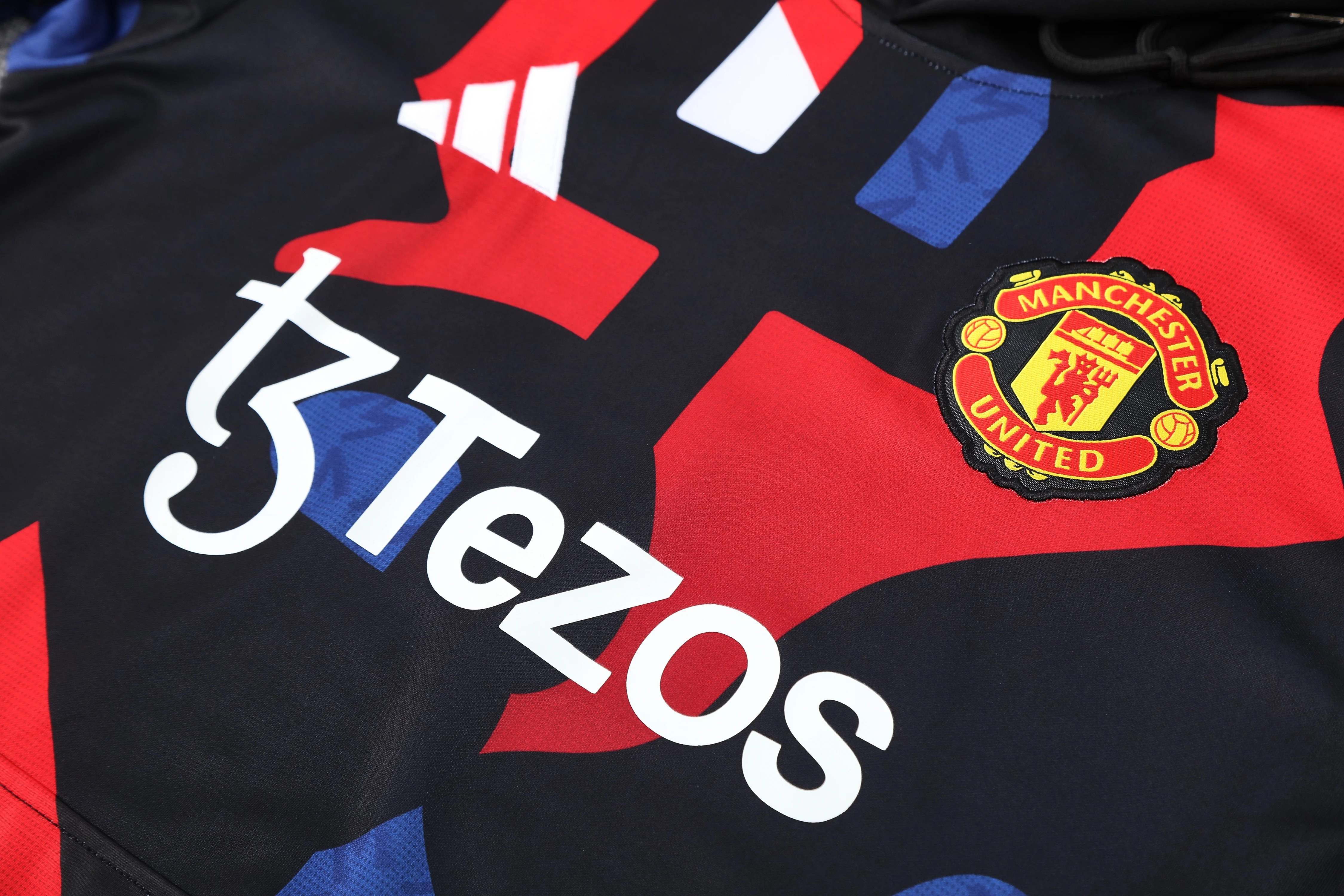 2025-26 Manchester United training hooded jersey view 7