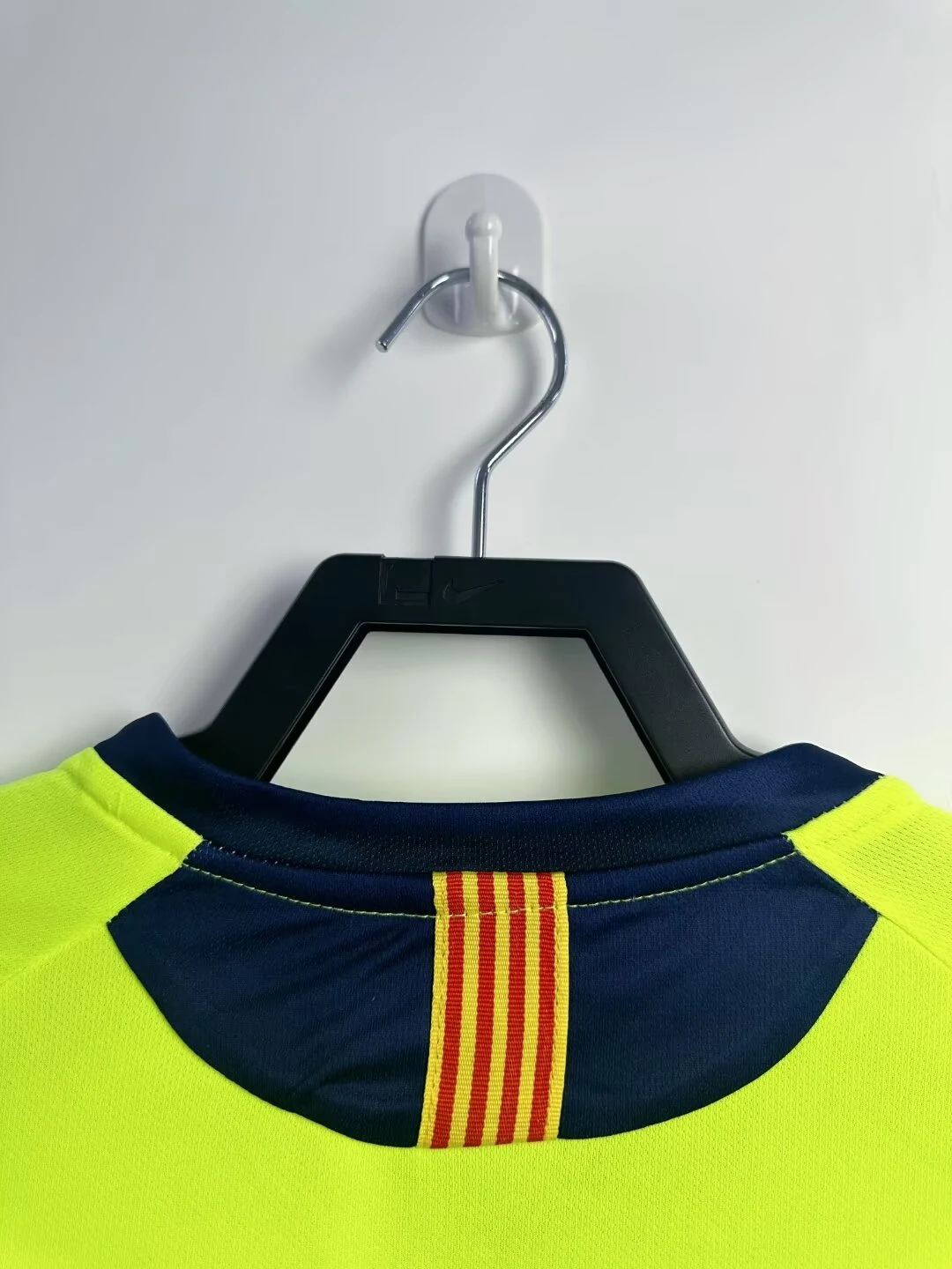 2005-06 Barcelona Away Long Sleeve Retro Jersey view 3