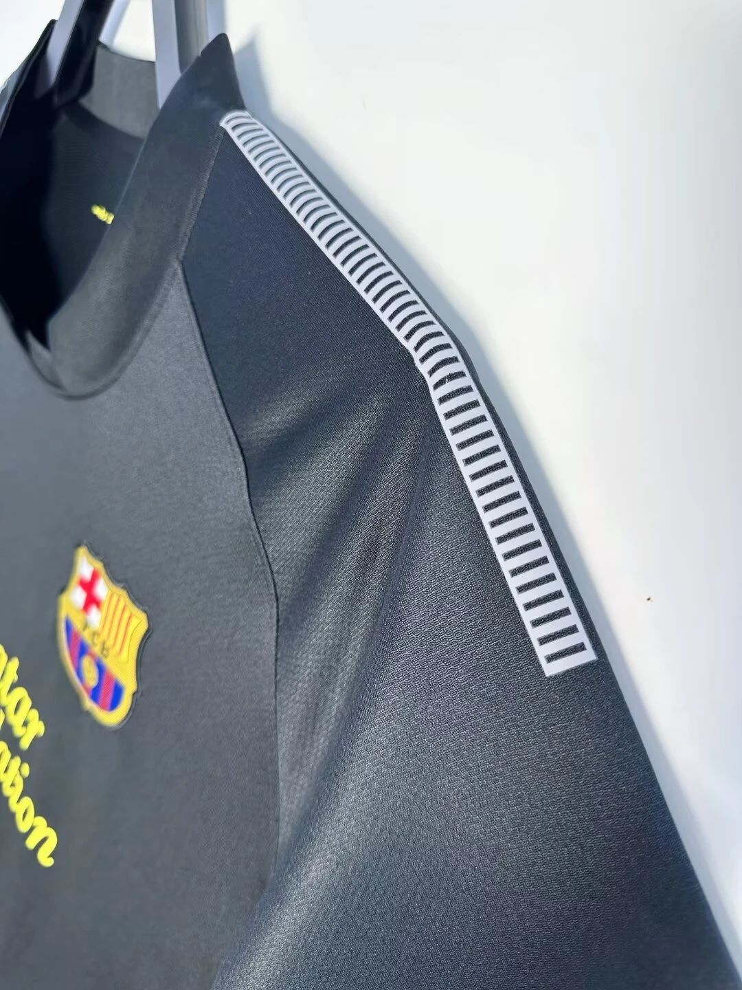 2011-12 Barcelona Away Retro Jersey view 9