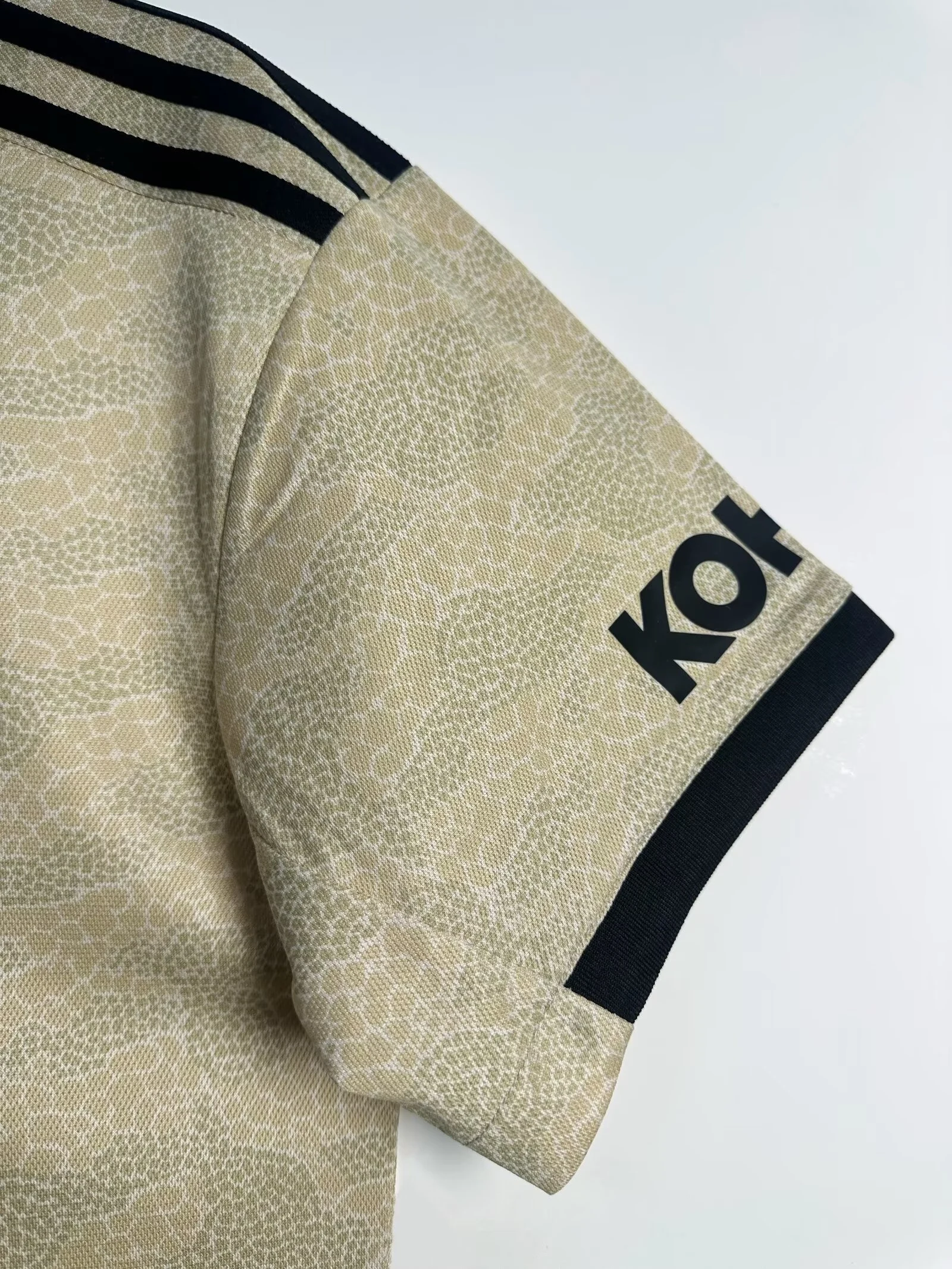 2019–20 Manchester United Retro Away Kit view 9