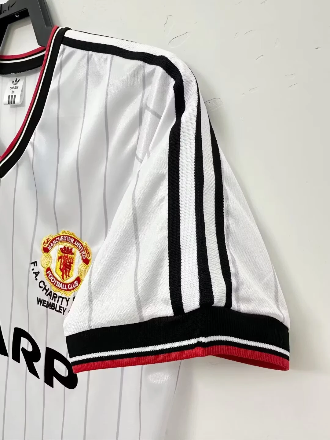 1983 Manchester United away retro jersey view 4