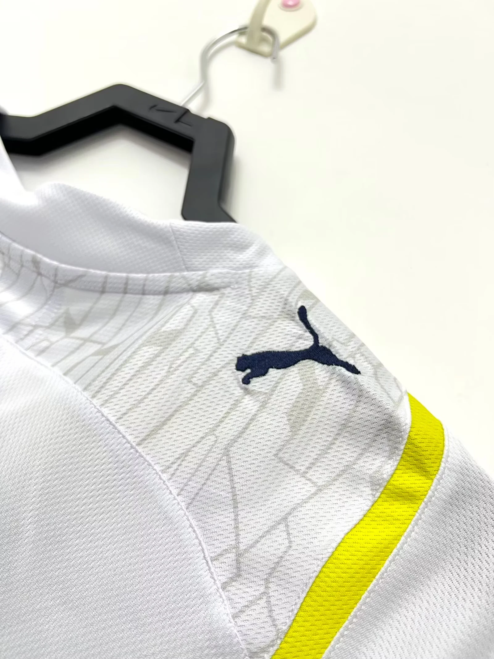 2009-10 Tottenham Hotspur Home Retro Kit view 5