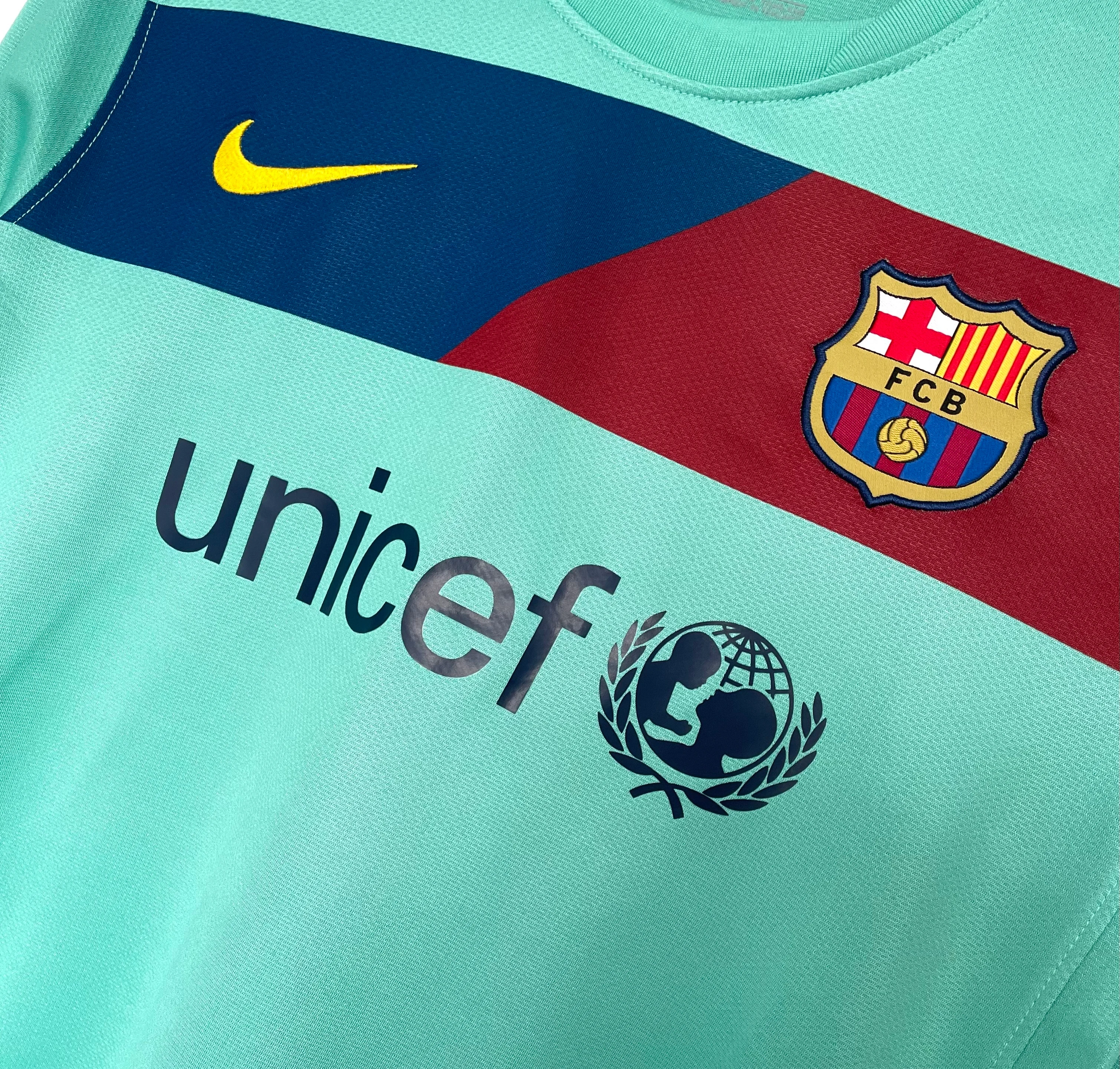 2010-11 Barcelona Away Long-Sleeve Retro Jersey view 3