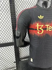 2025-26 Manchester United Training Shirt - Players view 6