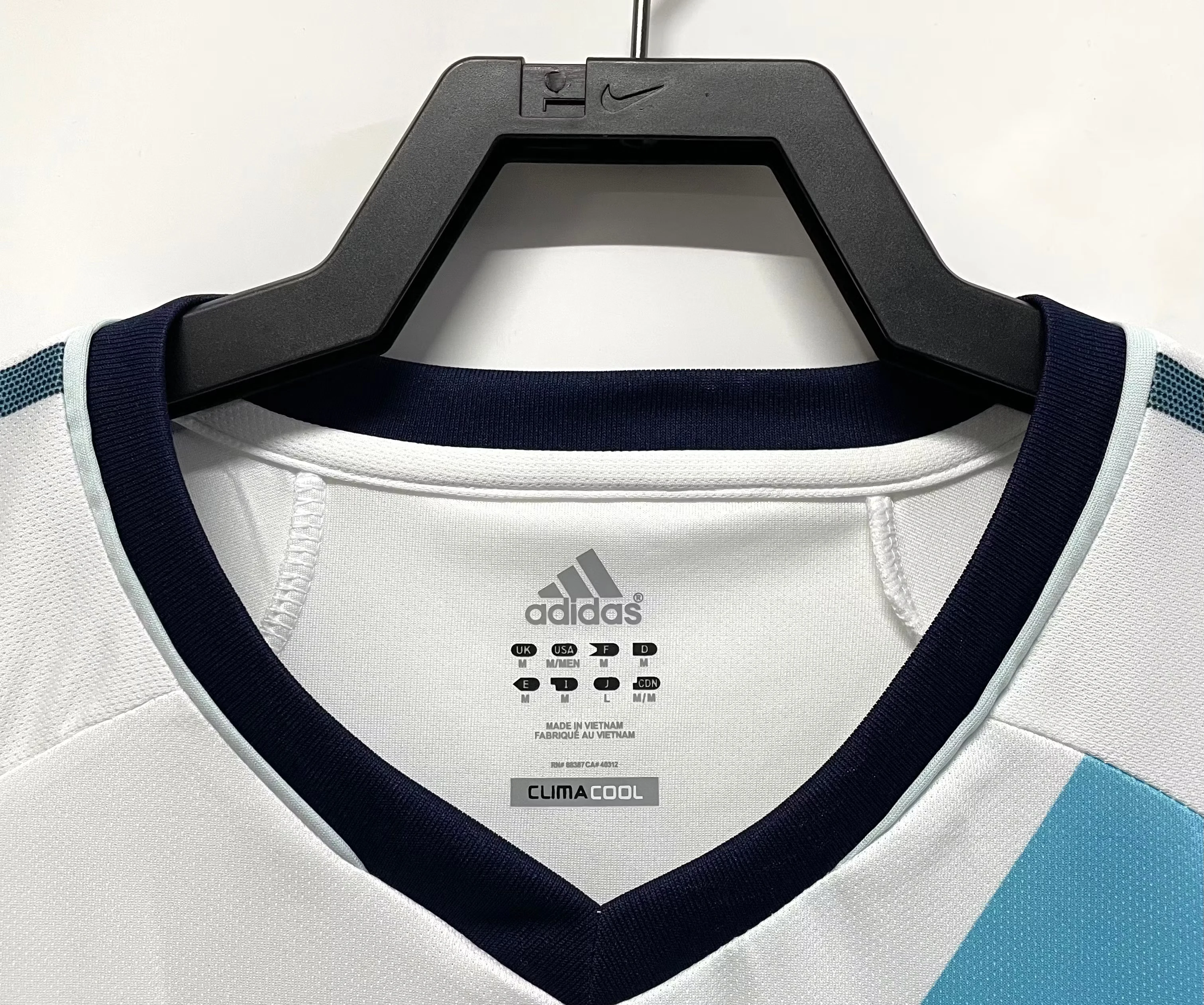 2012-13 Chelsea Away Retro Kit view 7