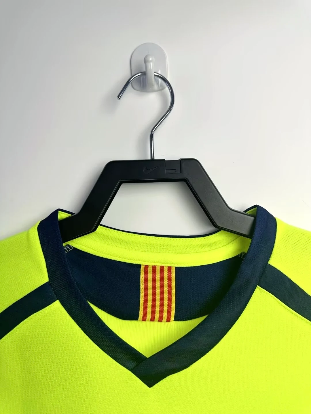 2005-06 Barcelona Away Long Sleeve Retro Jersey view 5