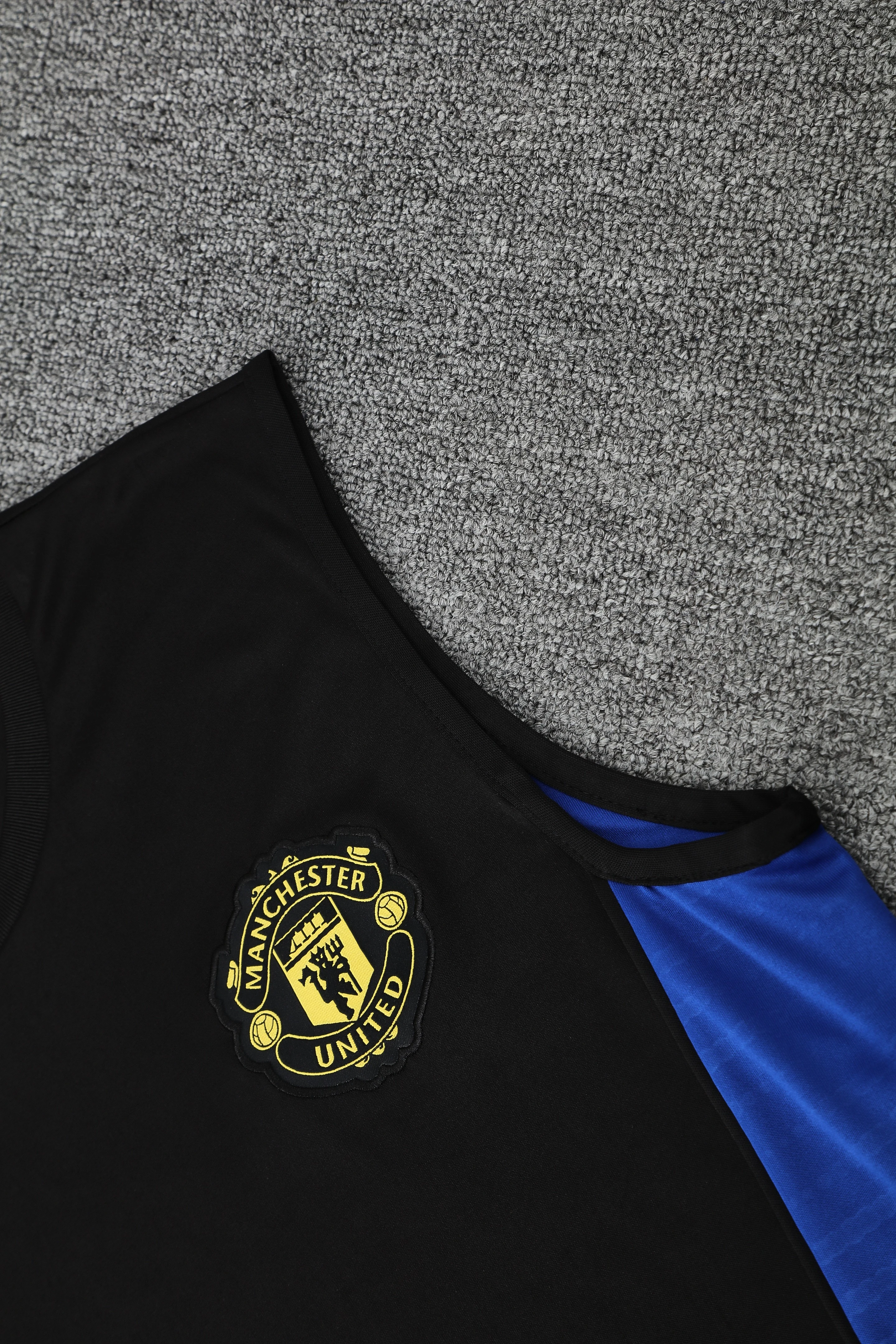 2025-26 Manchester United training vest jersey view 4
