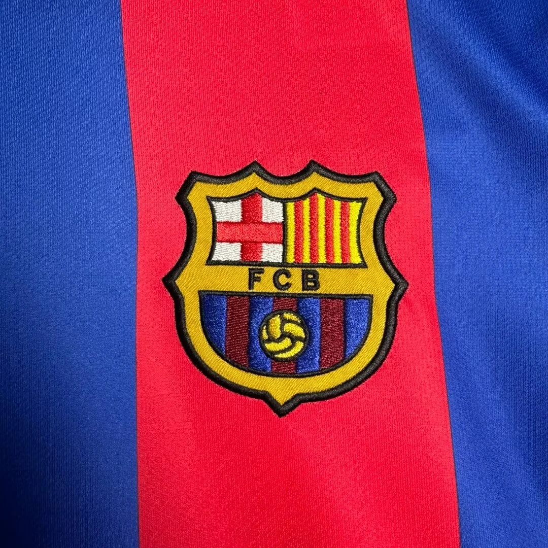 2004-05 Barcelona Home Retro Jersey view 4
