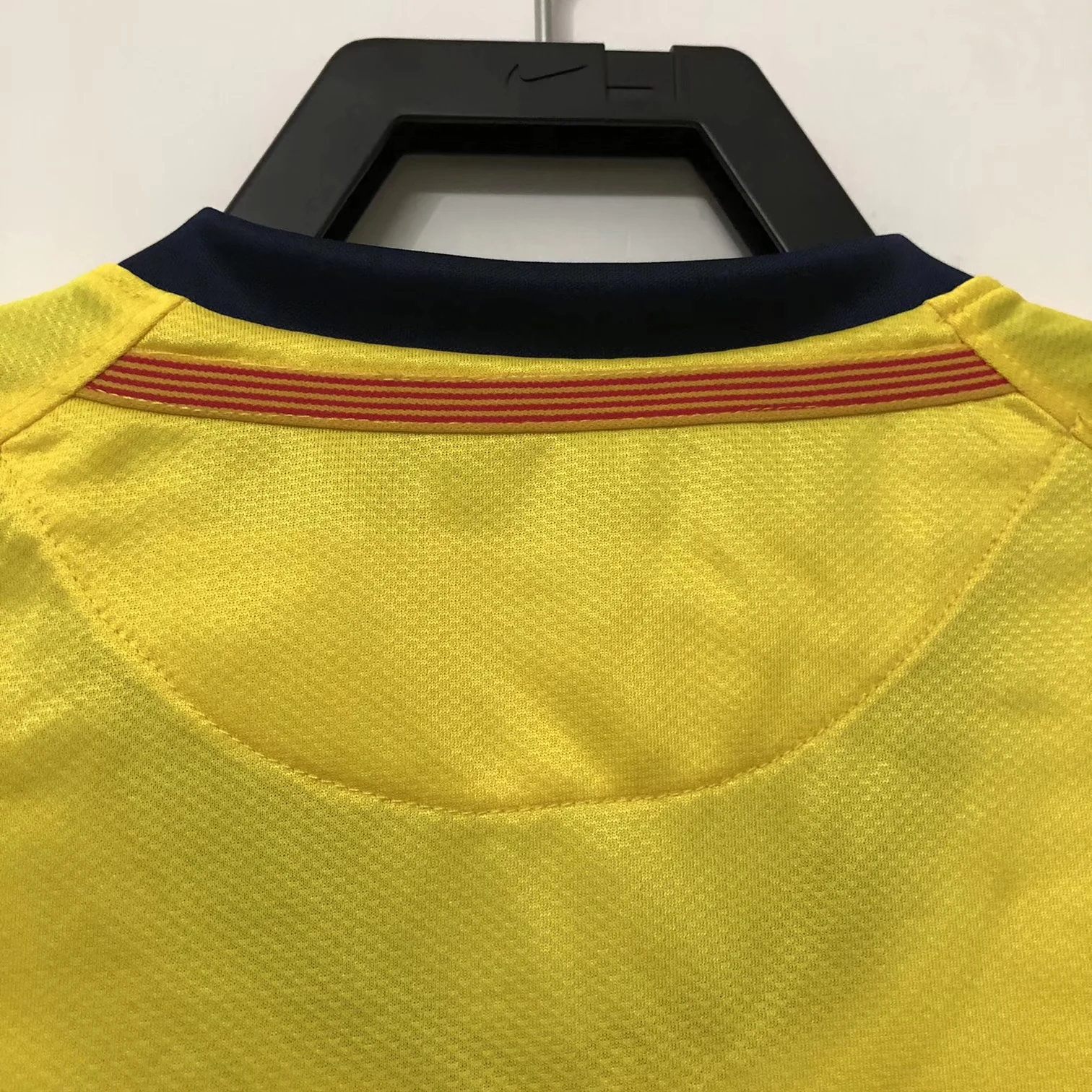 2008-09 Barcelona Away Retro Jersey view 4