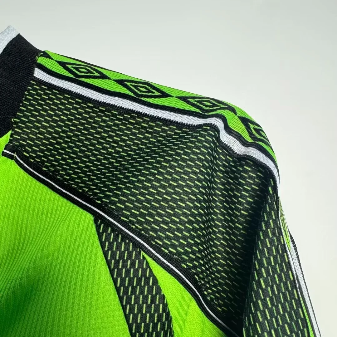 1998-99 Manchester United Green Goalkeeper Long Sleeve Retro Shirt view 9