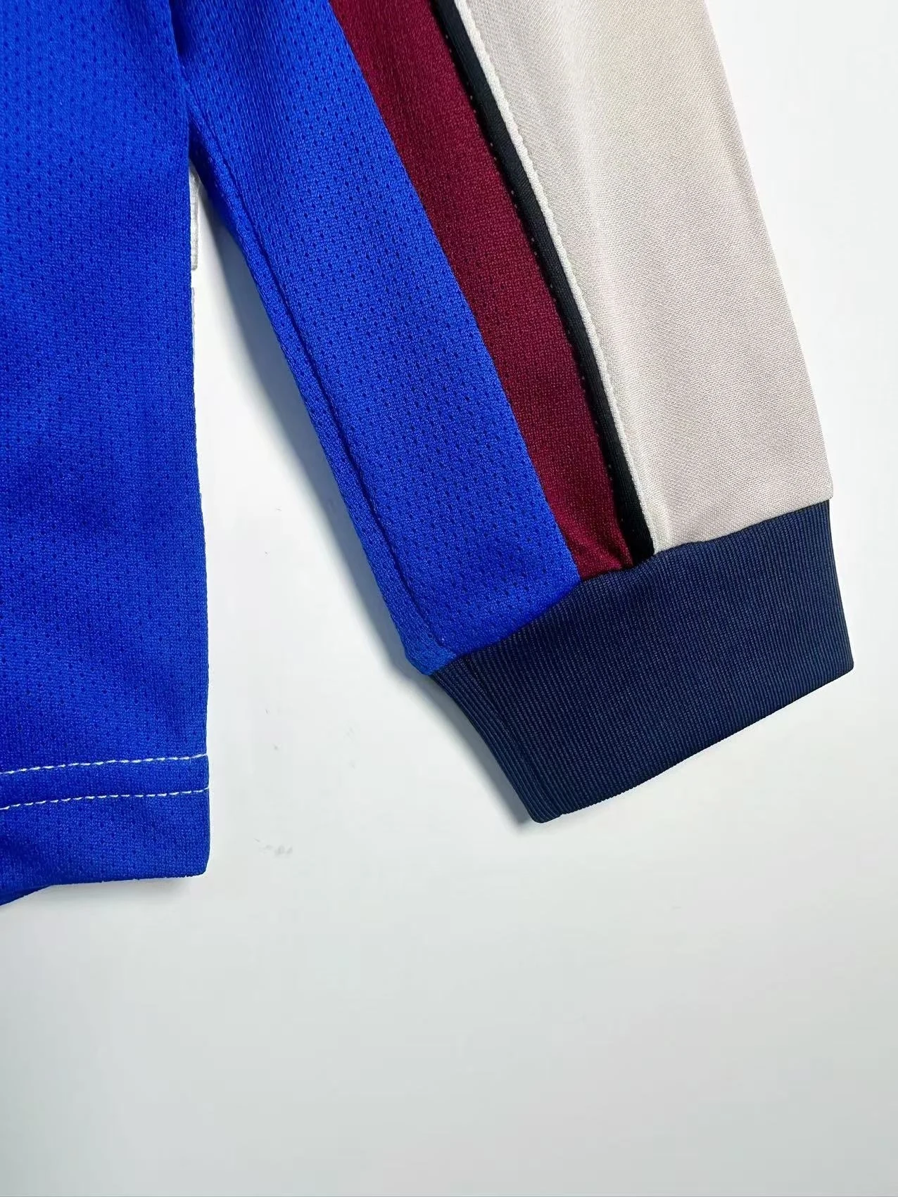 1998–99 Barcelona Away Long-Sleeve Retro Jersey view 8