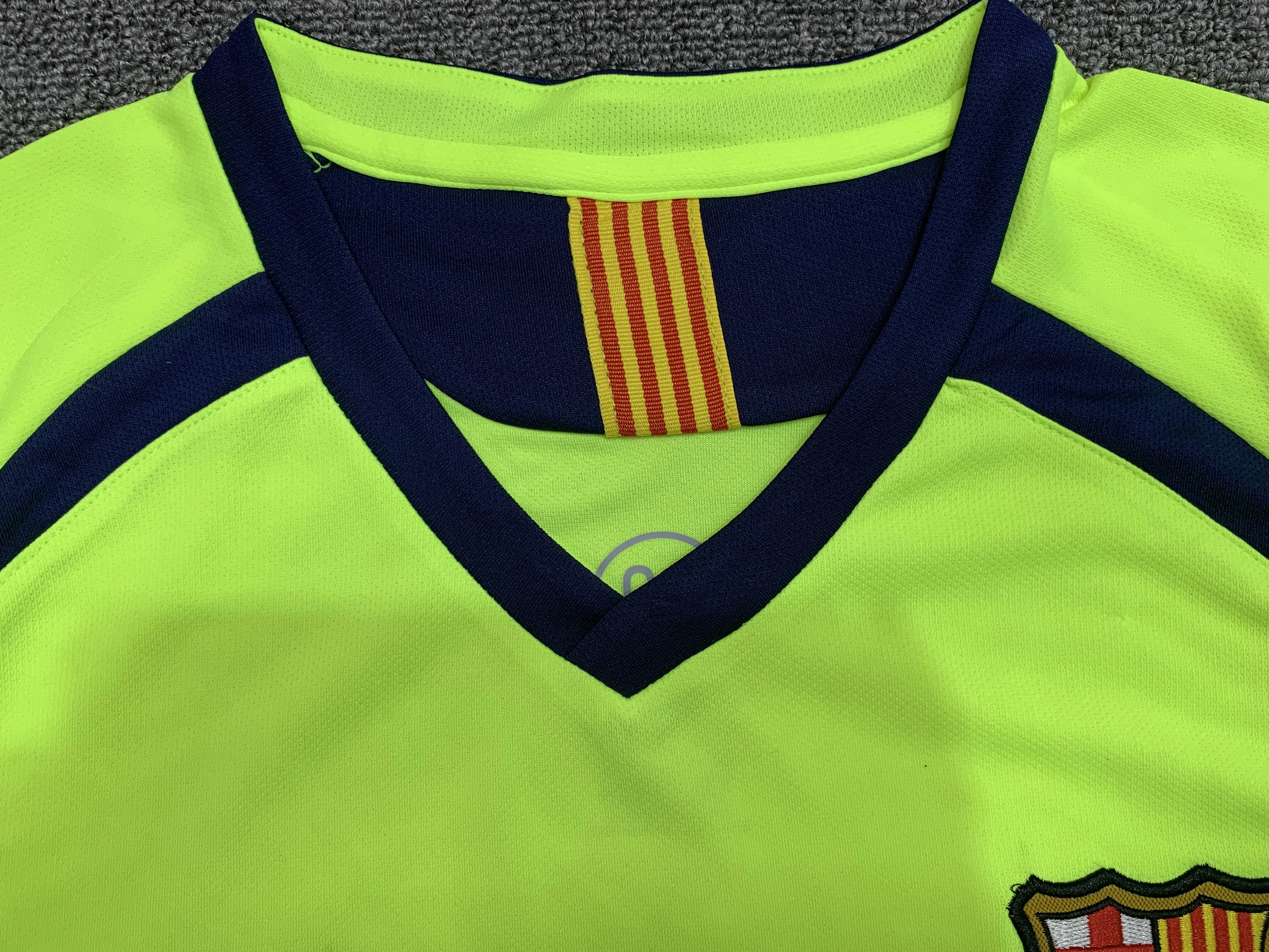 2005-06 Barcelona Away Retro Jersey view 4