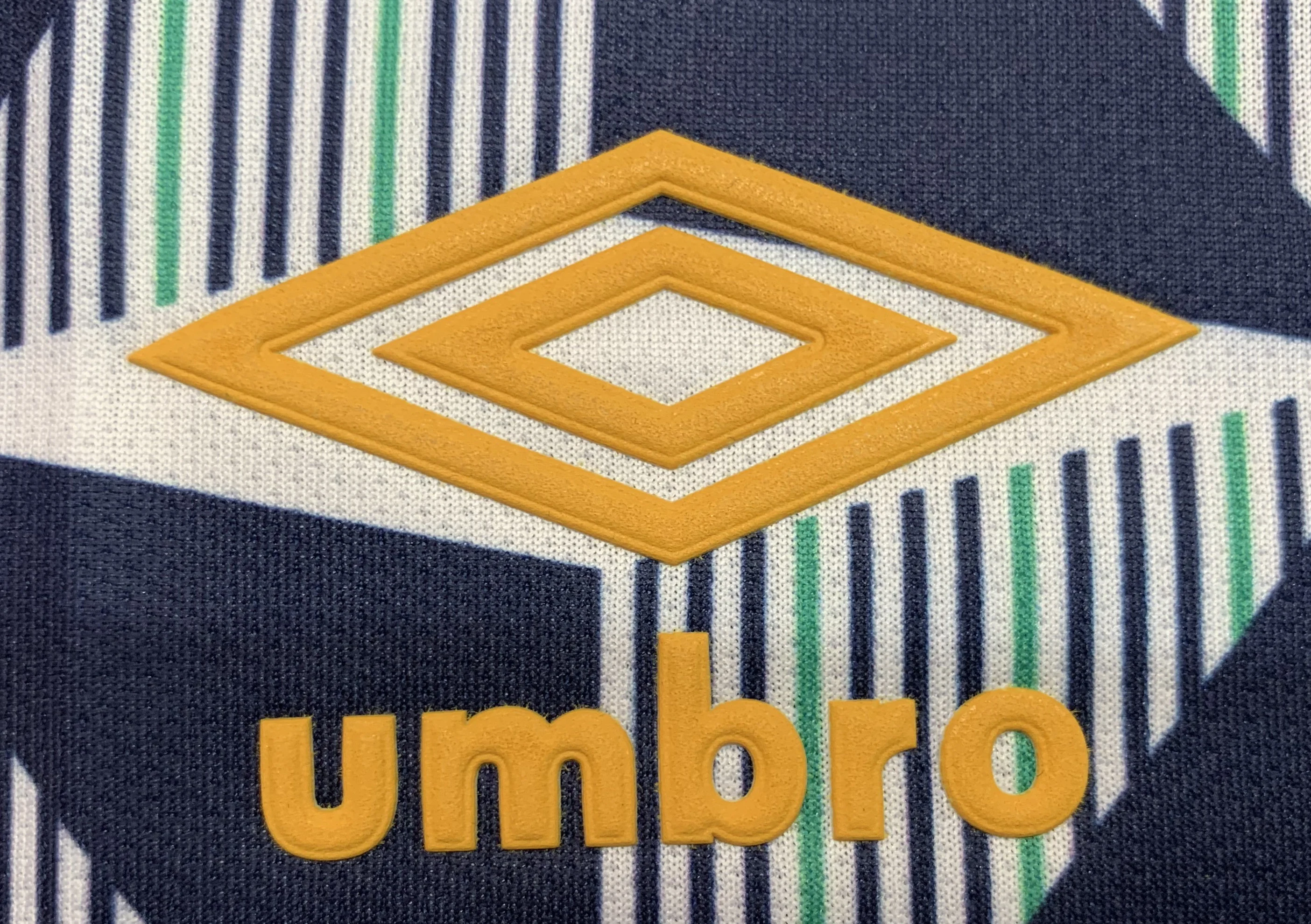 1990-93 Ireland Away Retro Kit view 4