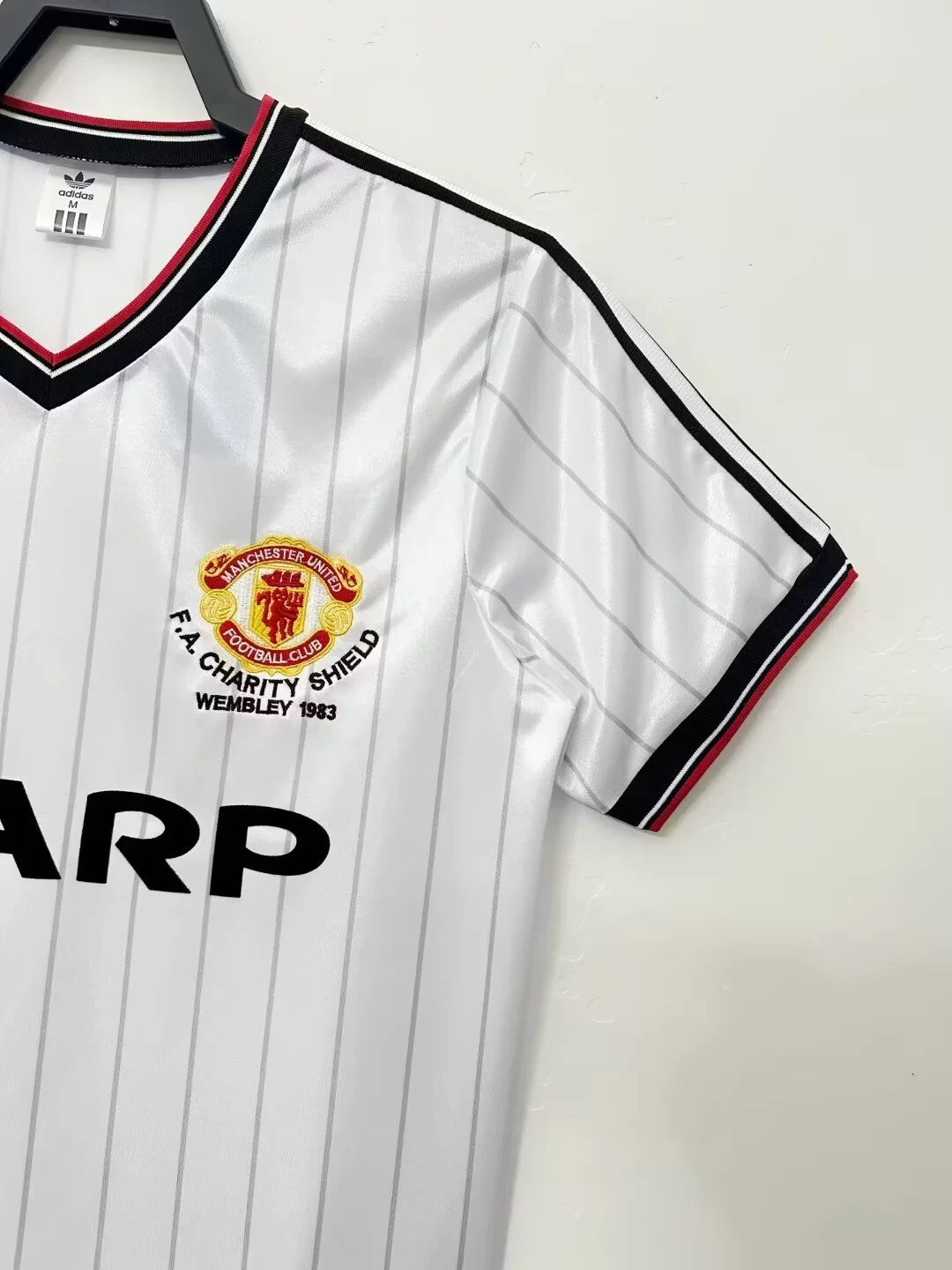 1983 Manchester United away retro jersey view 8