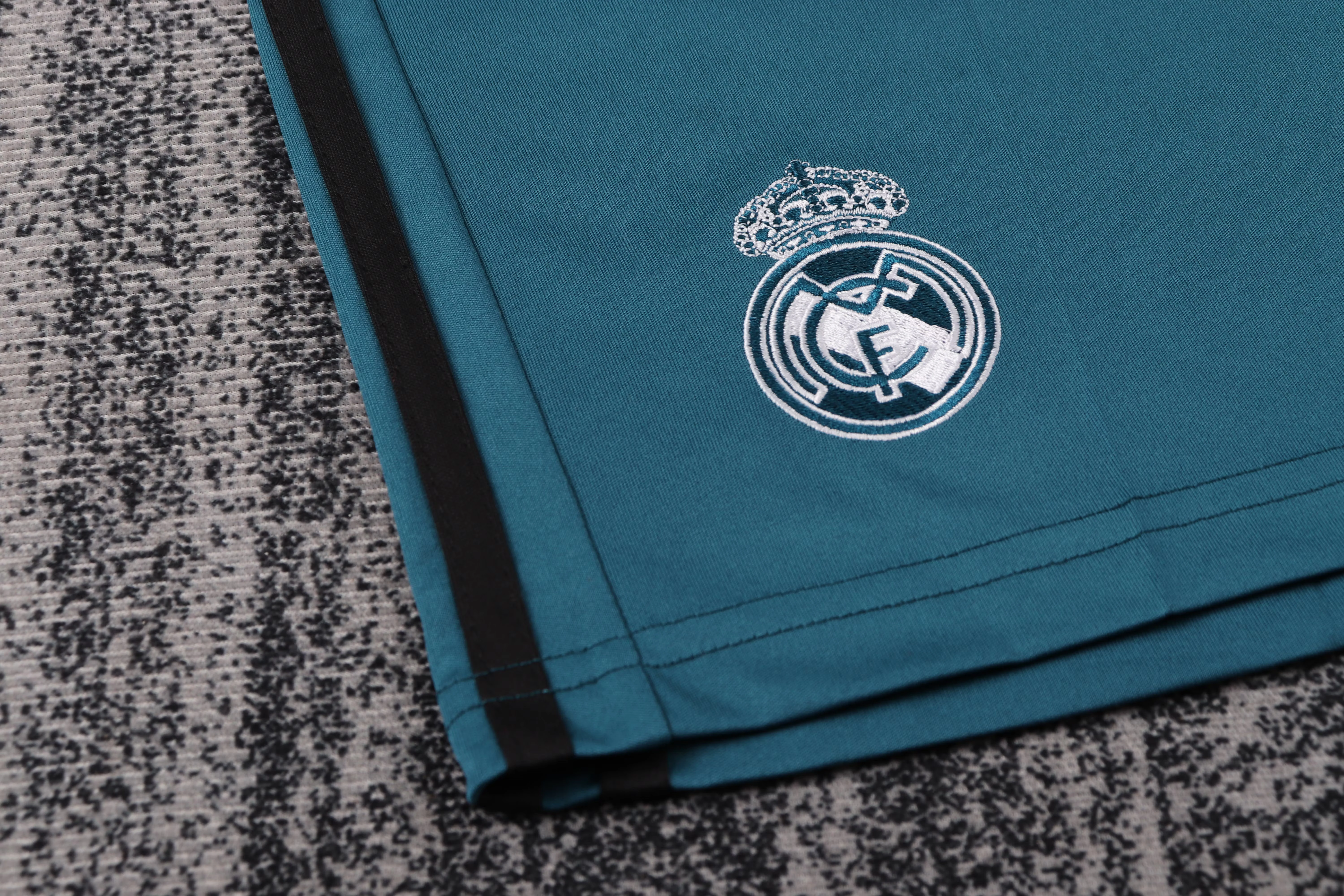 2017-18 Real Madrid Away Retro Shirt - Kids Sizes view 4