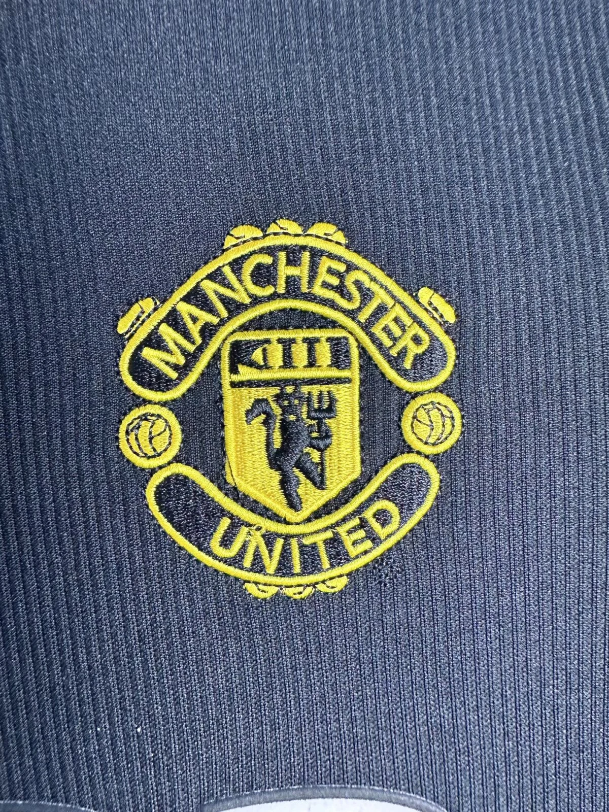 1998-99 Manchester United Black Retro Shirt view 3