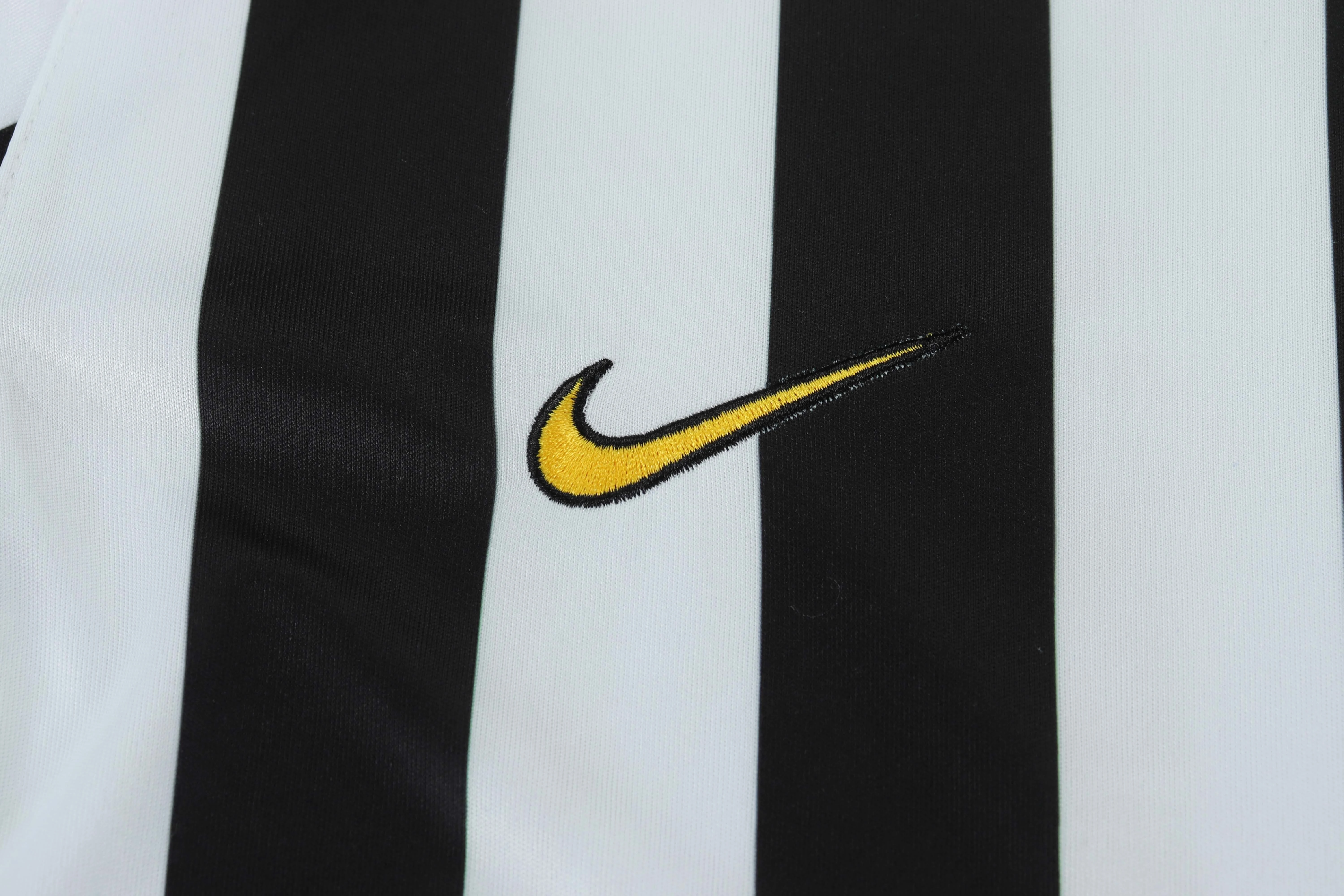 2003-04 Juventus Home Retro Jersey - Children's view 3