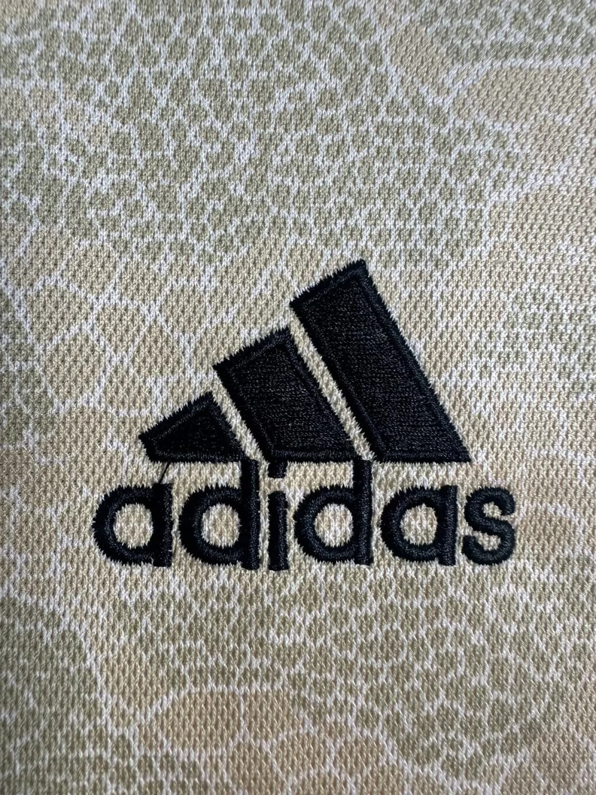 2019–20 Manchester United Retro Away Kit view 4