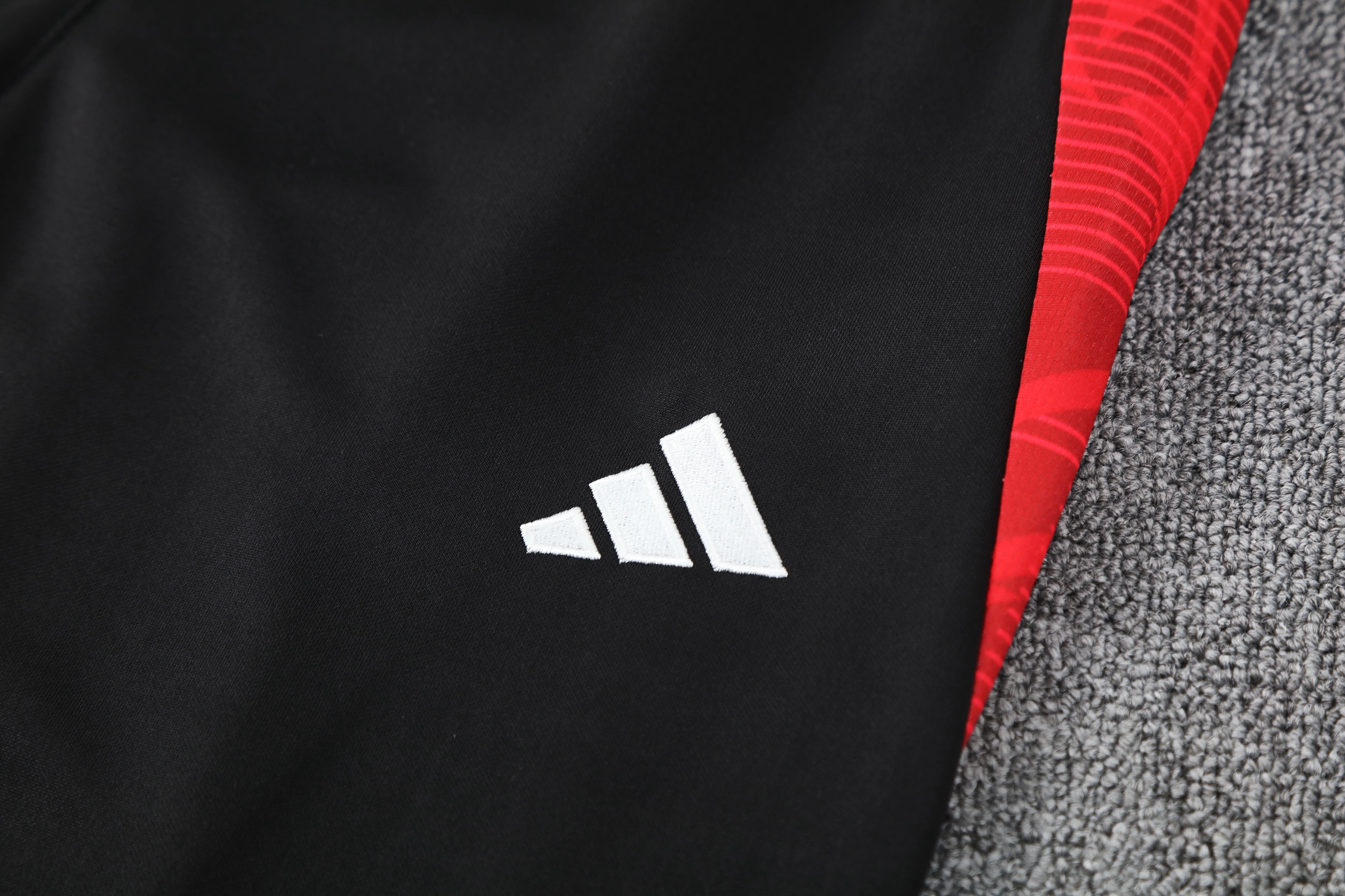 2025-26 Manchester United training hooded jersey view 5