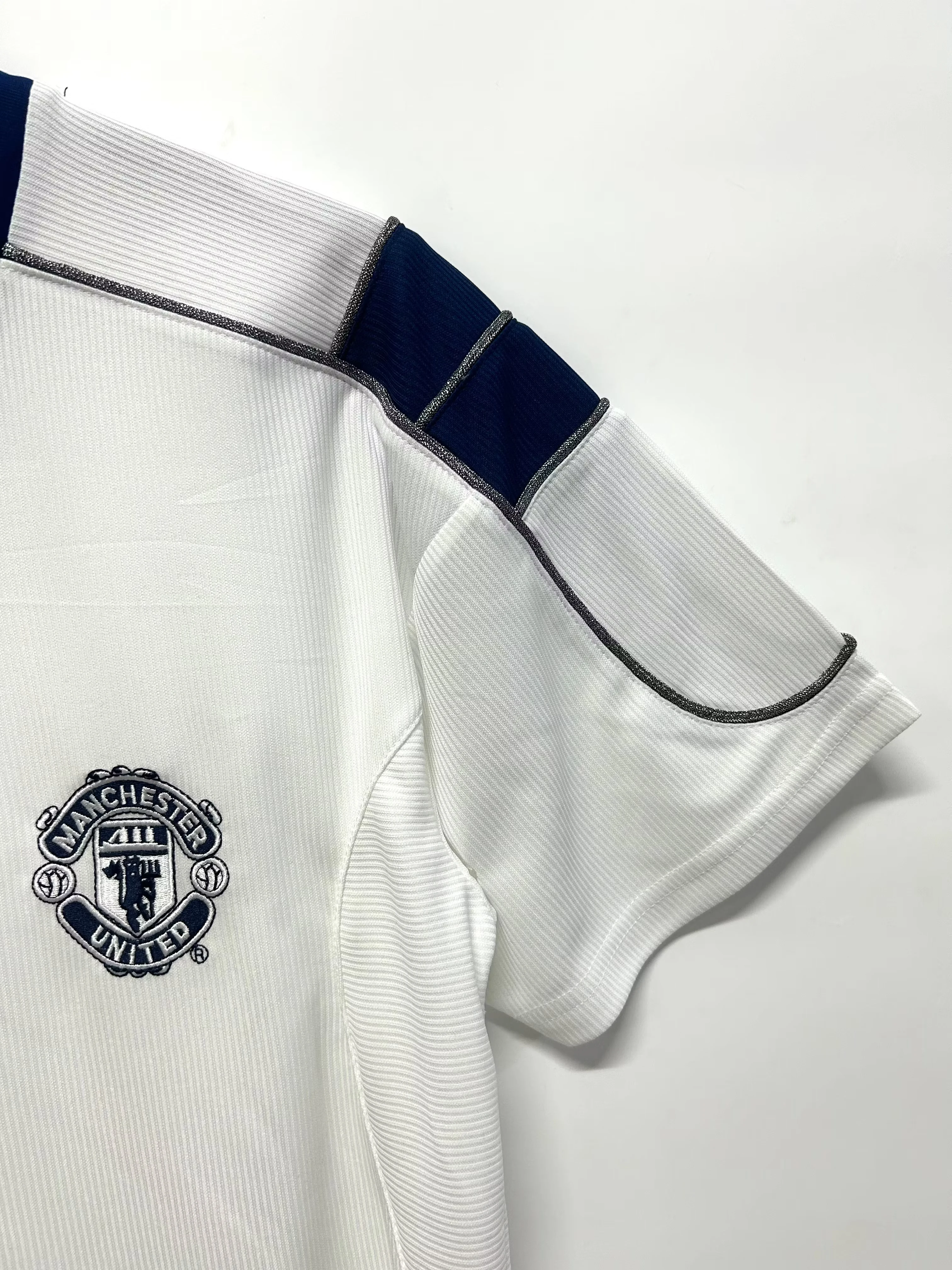 2000-01 Manchester United Away Retro Shirt view 4