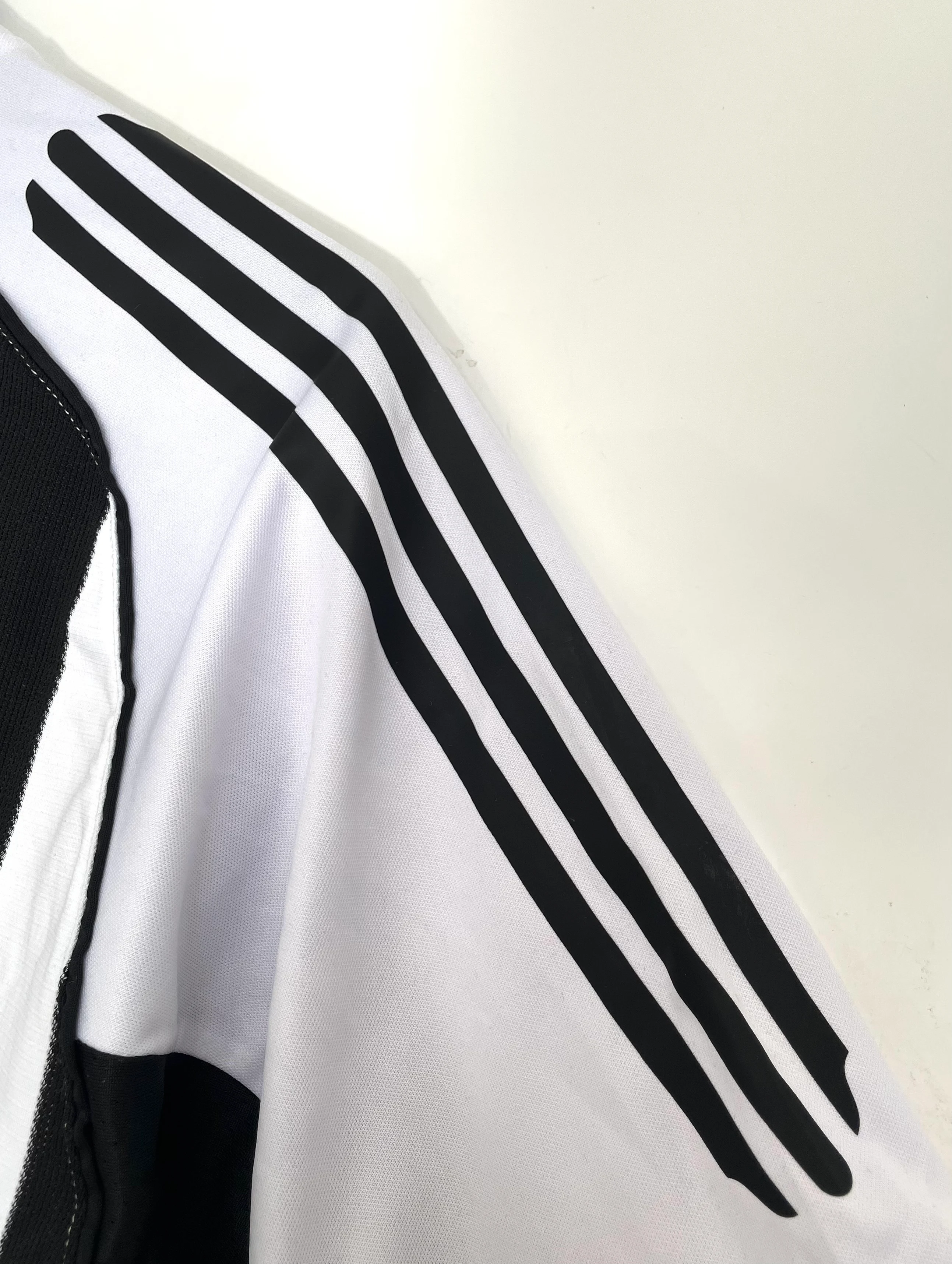 2005-06 Newcastle United Home Retro Jersey view 4