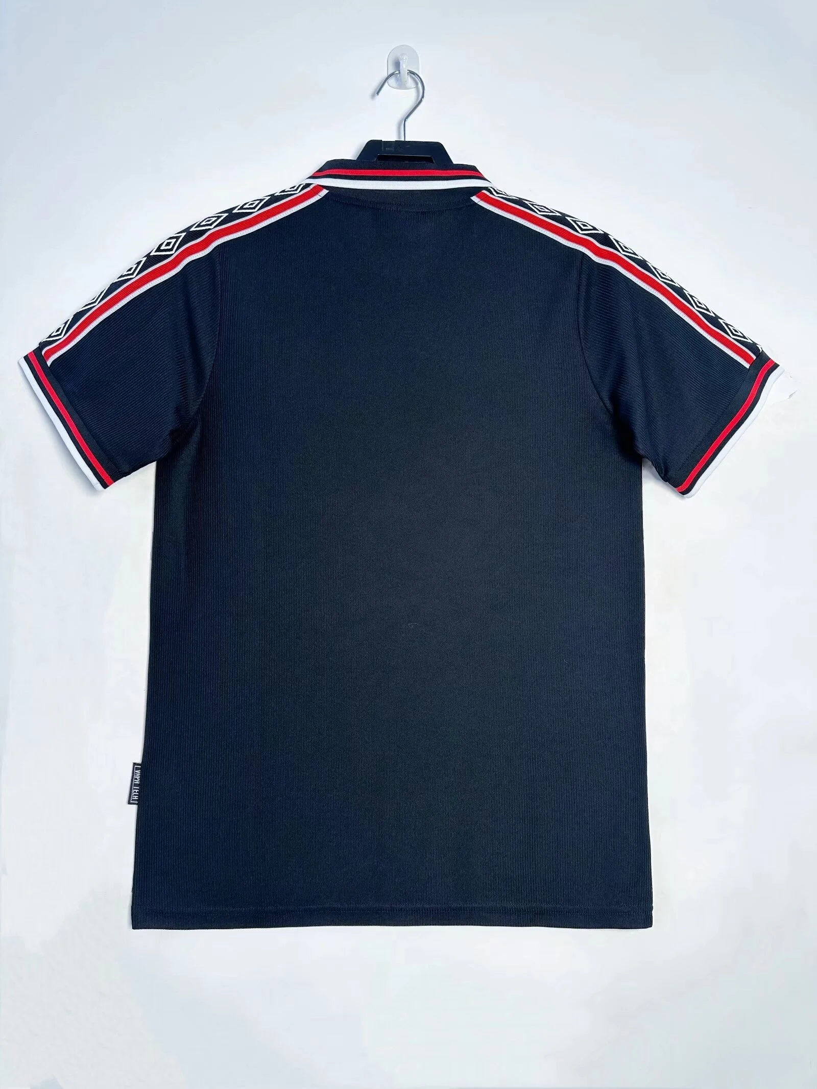 1998-99 Manchester United Black Retro Shirt view 2