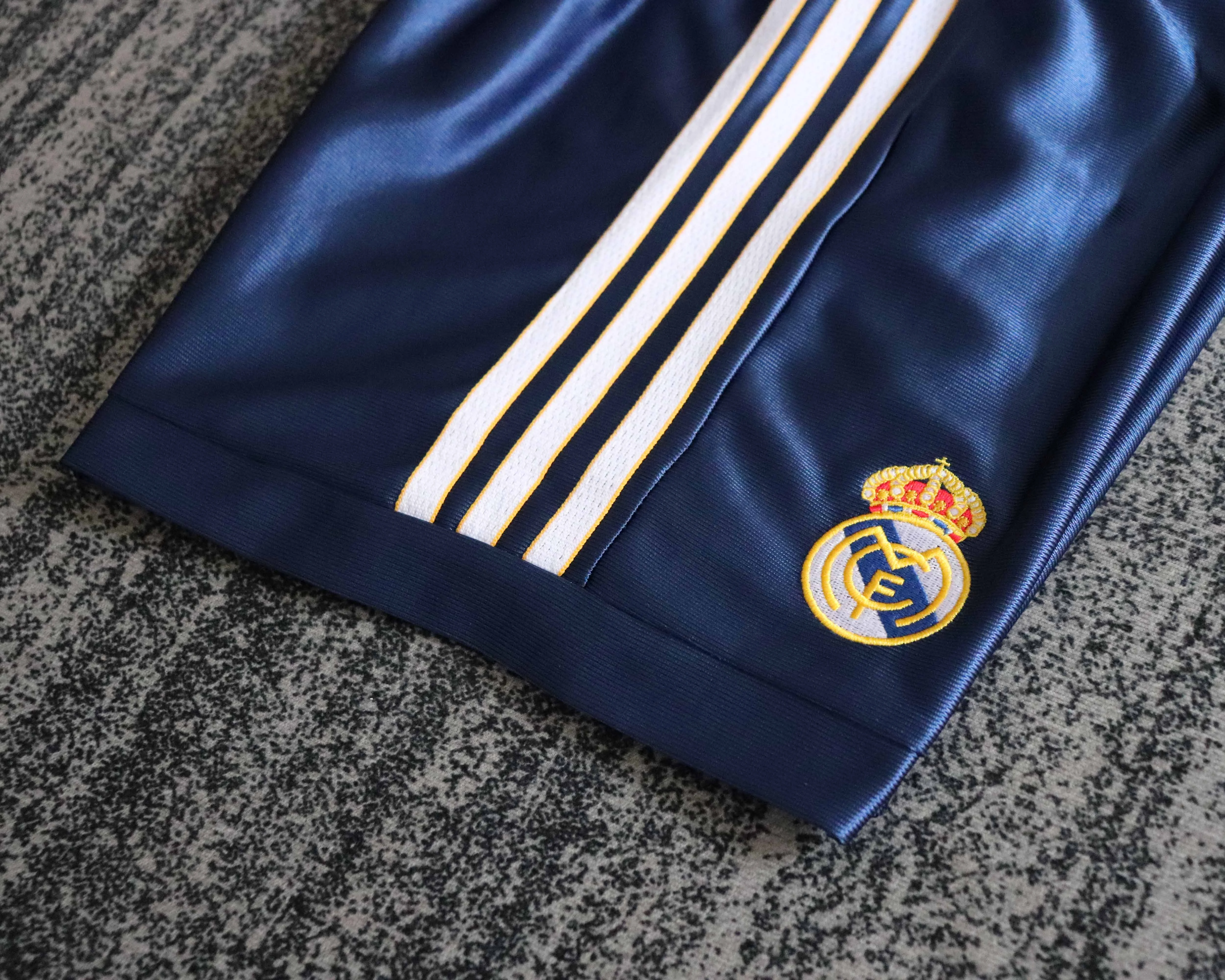 1998-00 Real Madrid Away Shirt - Kids Sizes view 8