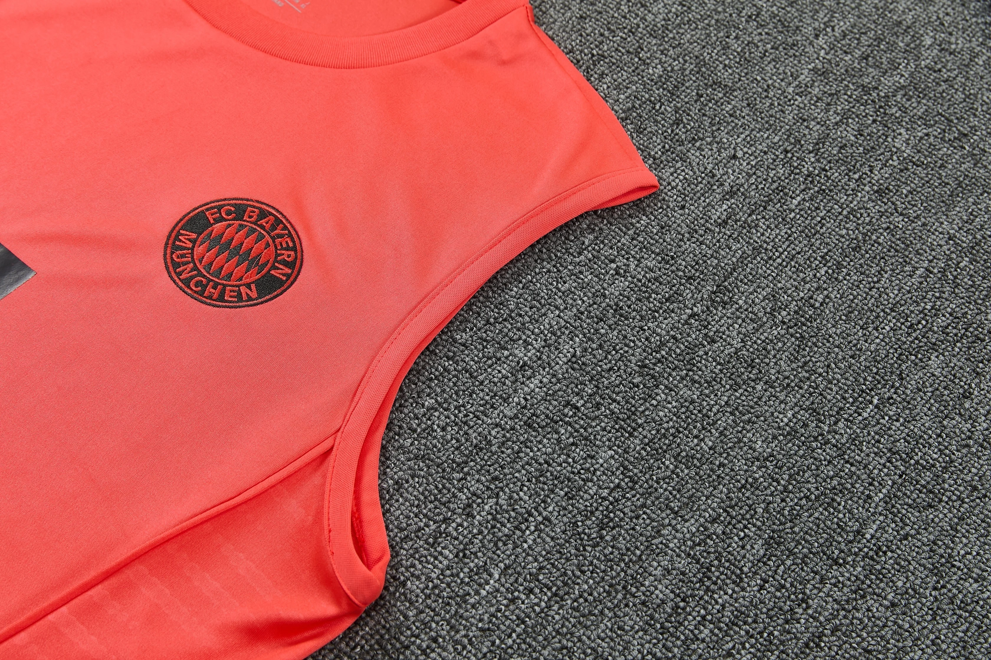 2025-26 Bayern Munich training vest jersey view 10