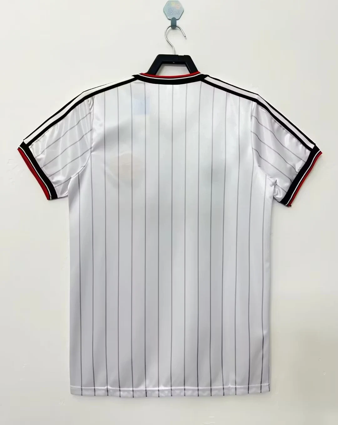 1983 Manchester United away retro jersey view 2