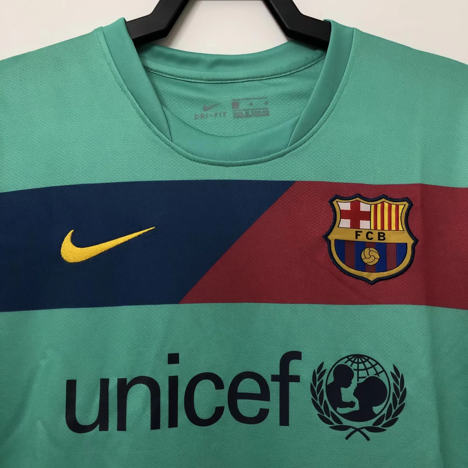 2010-11 Barcelona Away Retro Jersey view 10
