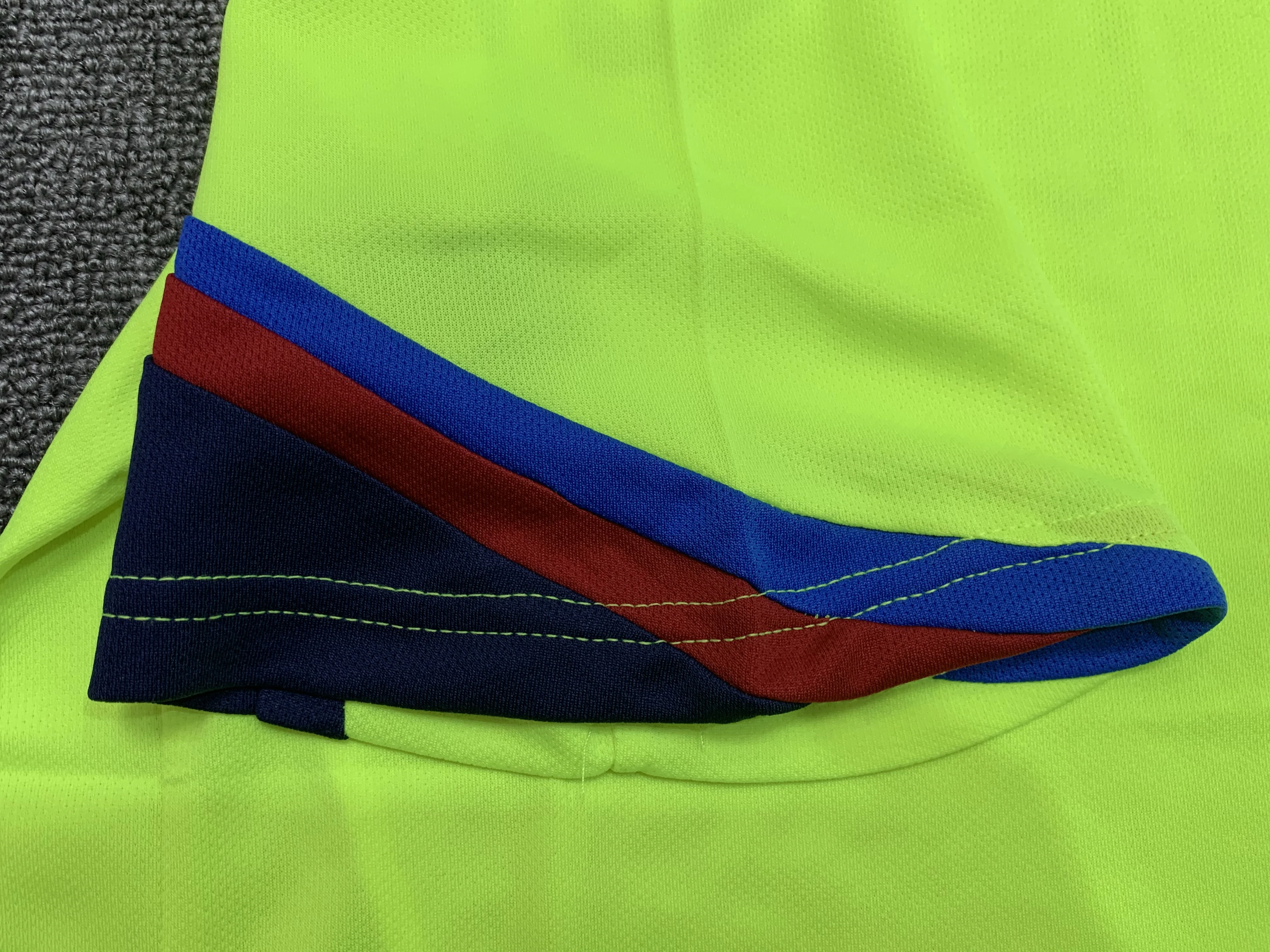 2005-06 Barcelona Away Retro Jersey view 3