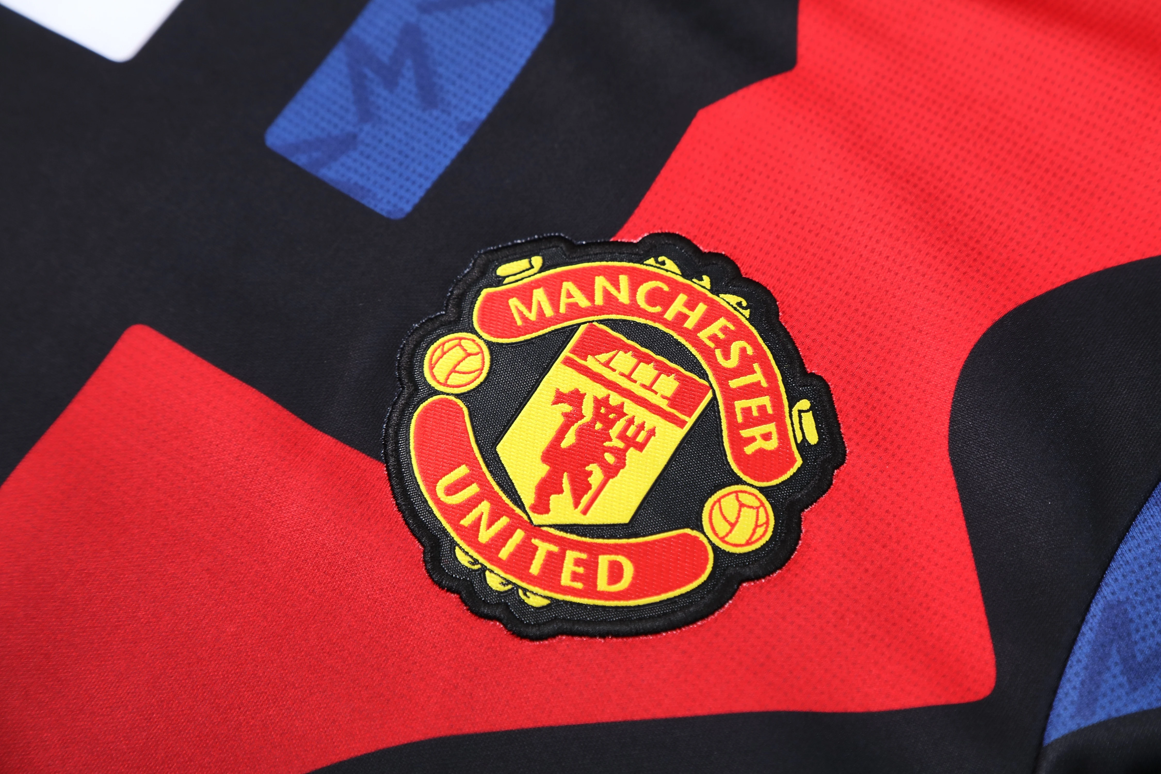 2025-26 Manchester United training hooded jersey view 8
