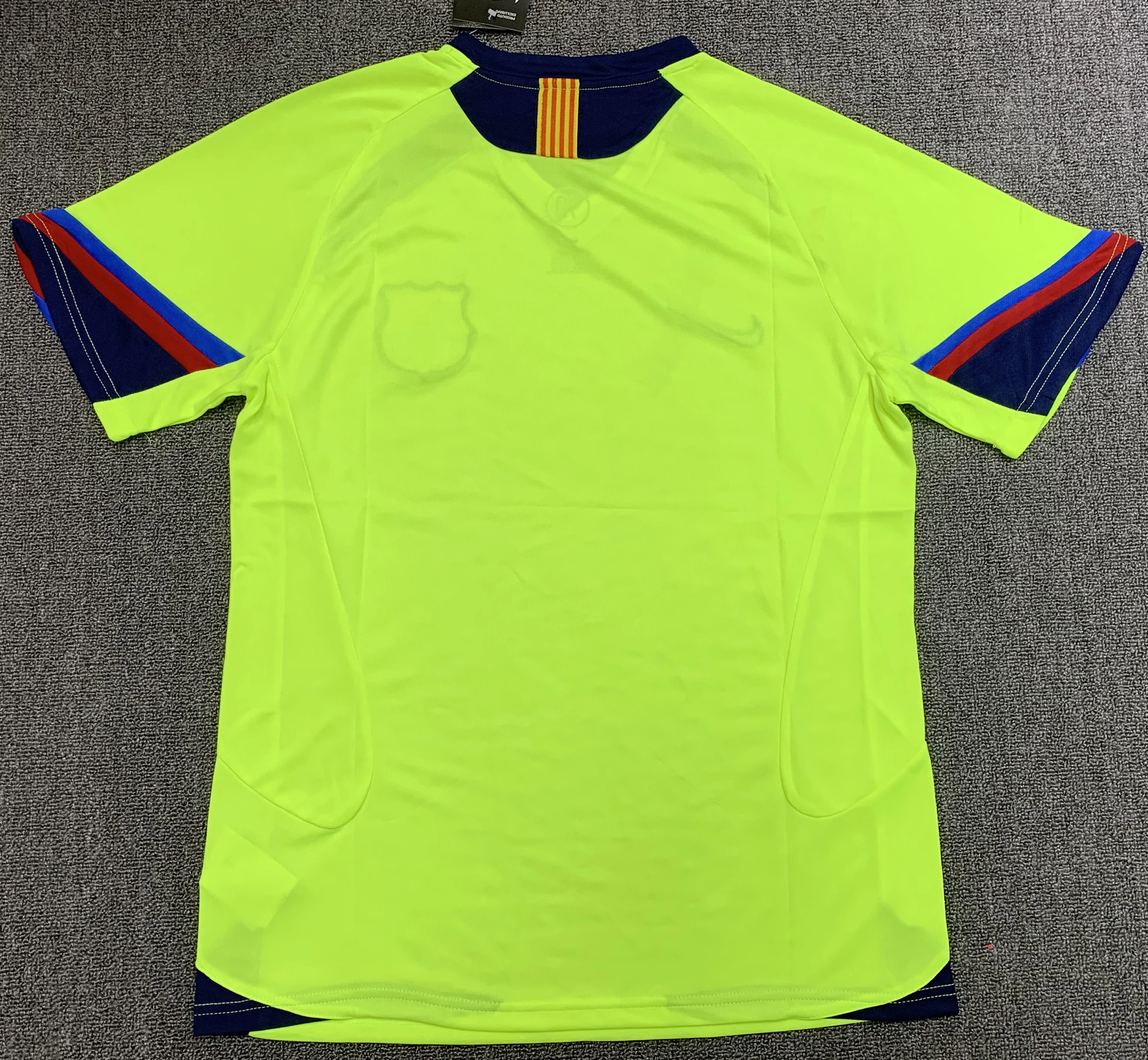 2005-06 Barcelona Away Retro Jersey view 2