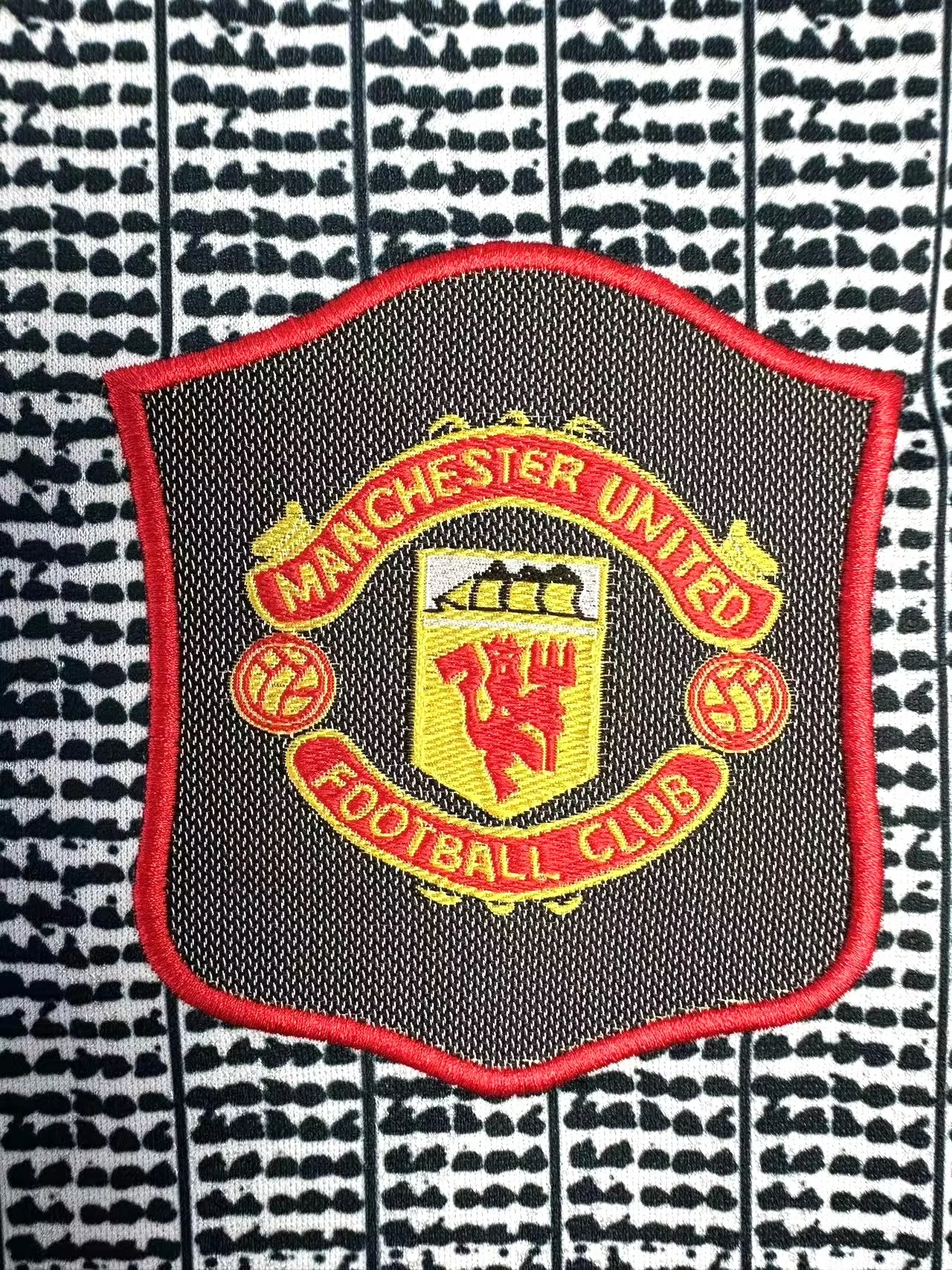 1995-96 Manchester United Away Retro Shirt view 3