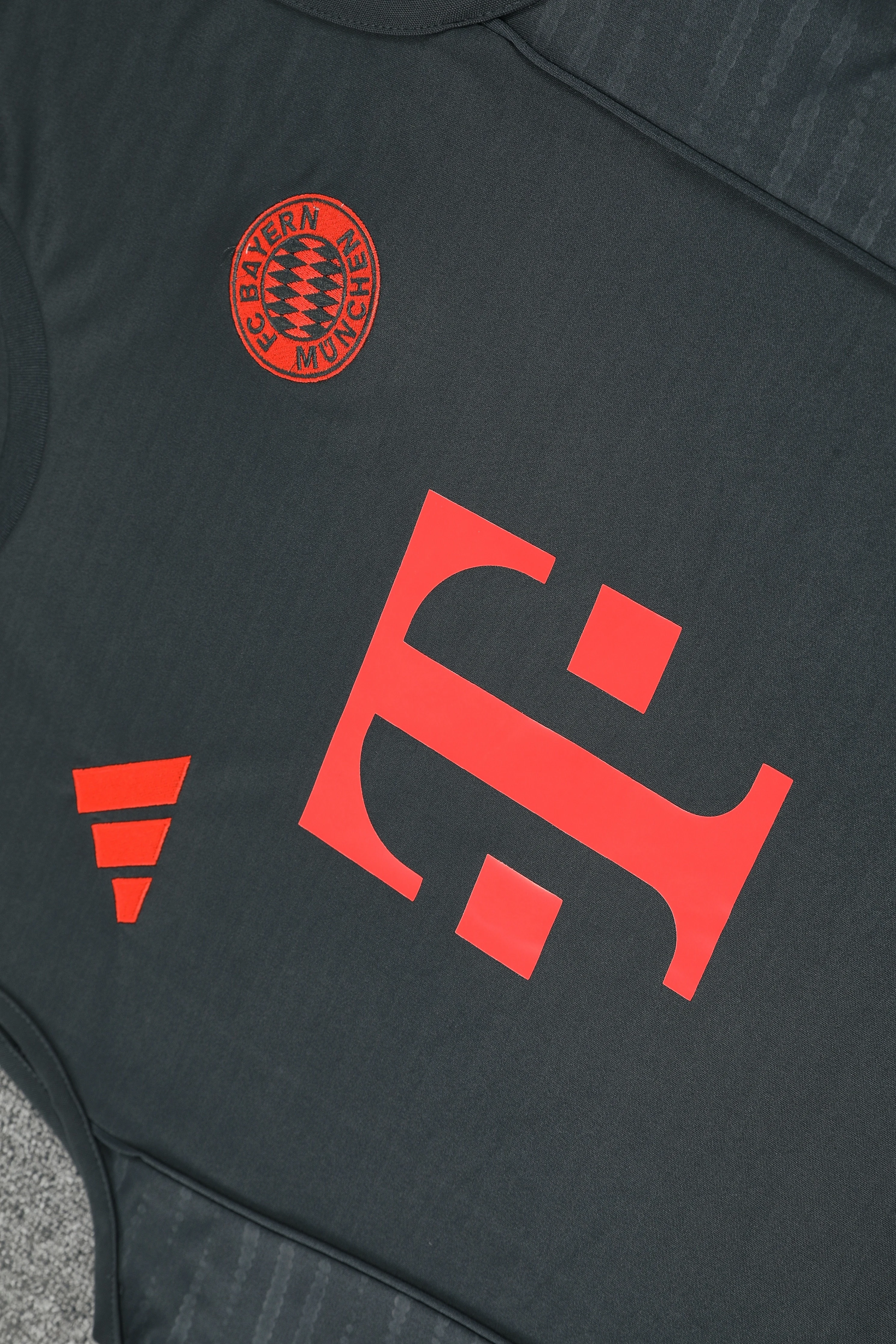 2025-26 Bayern Munich training vest jersey view 8