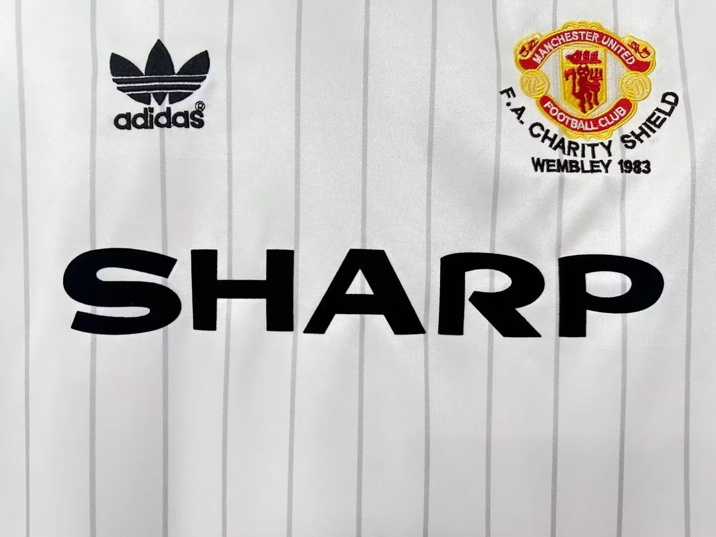 1983 Manchester United away retro jersey view 5