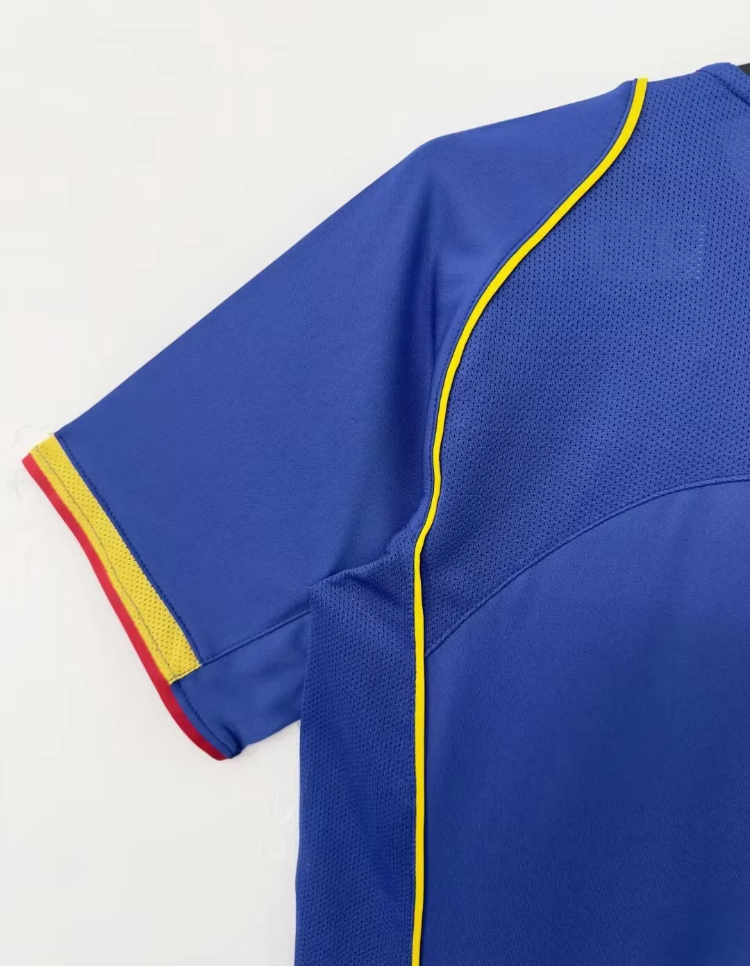 2004-05 Arsenal Away Retro Shirt view 3