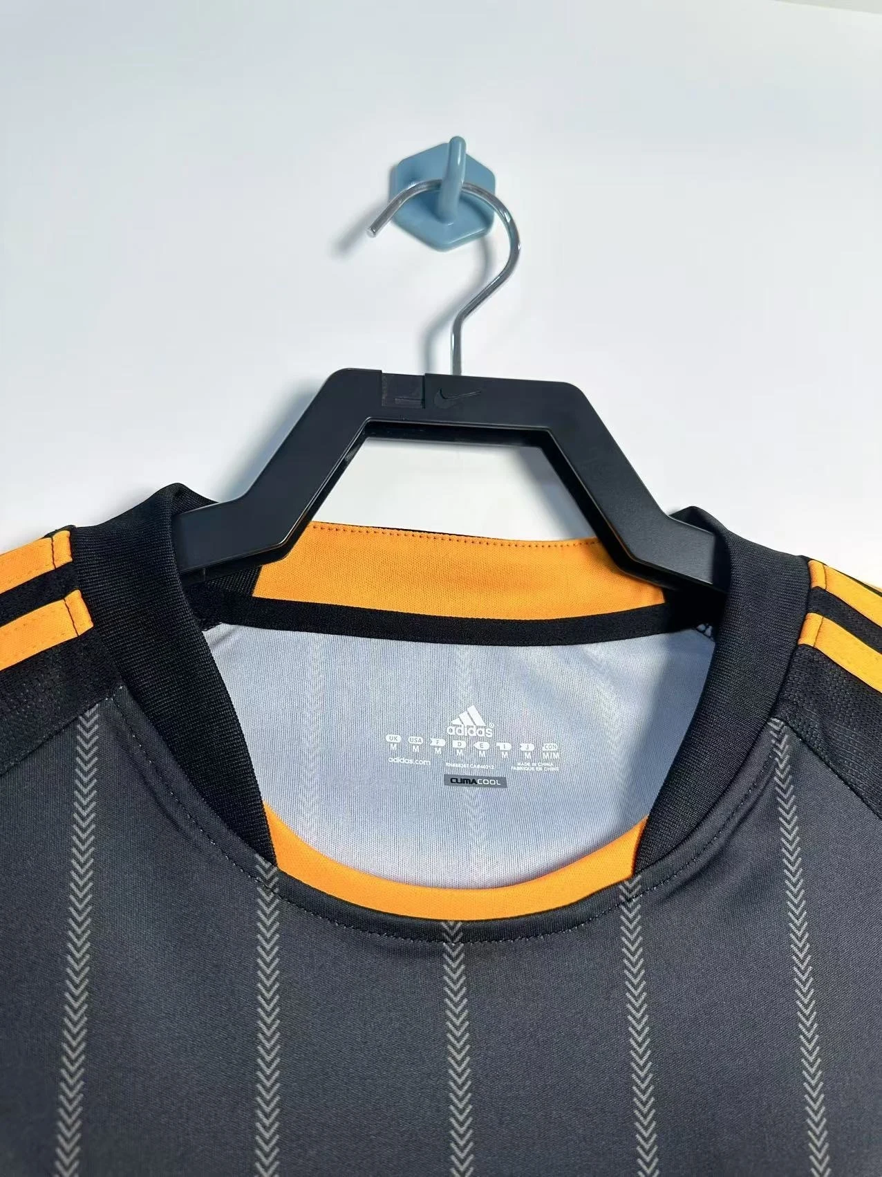 2010-11 Chelsea Away Retro Jersey view 3