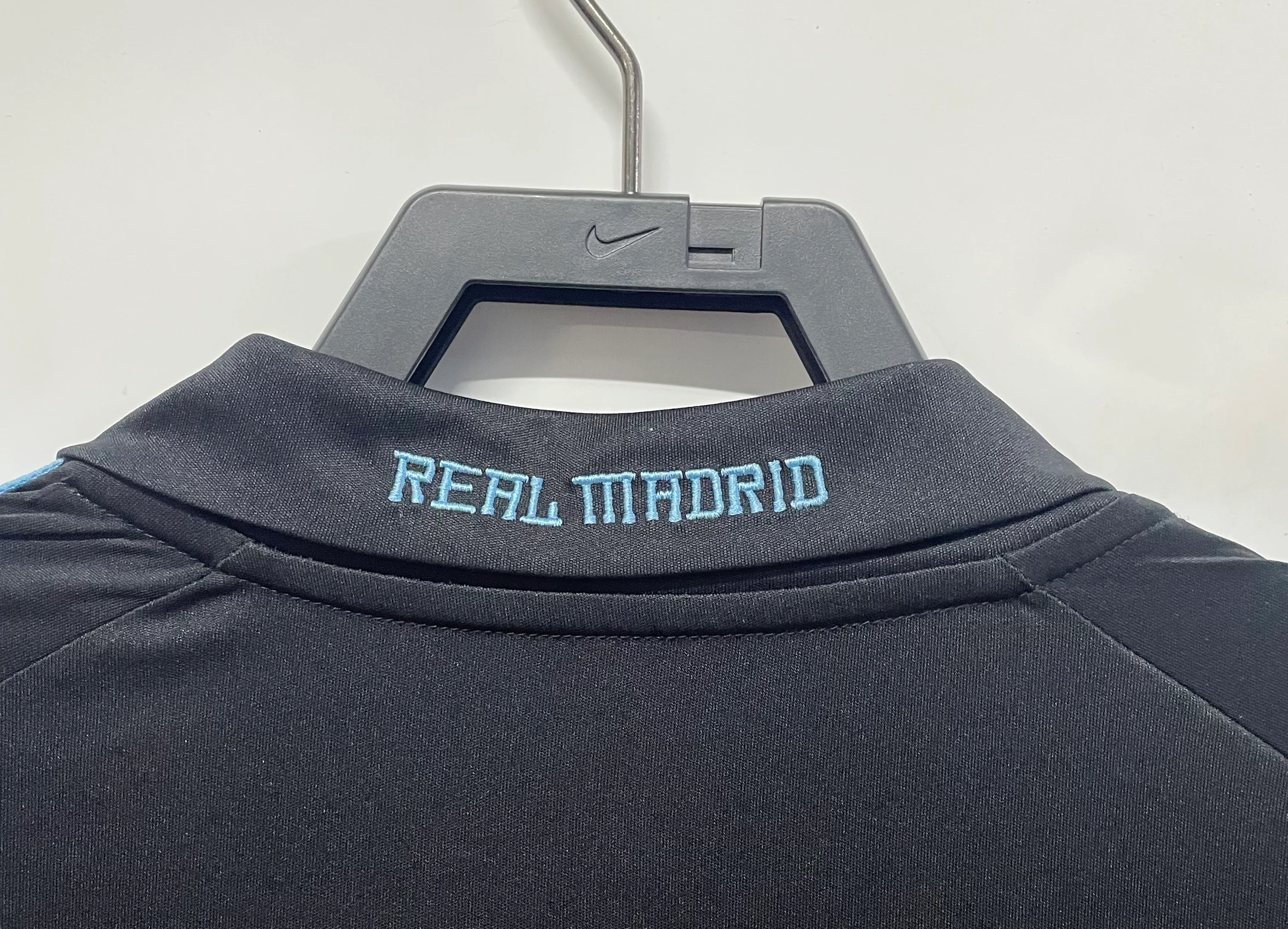 2009-10 Real Madrid Home Retro Jersey view 3