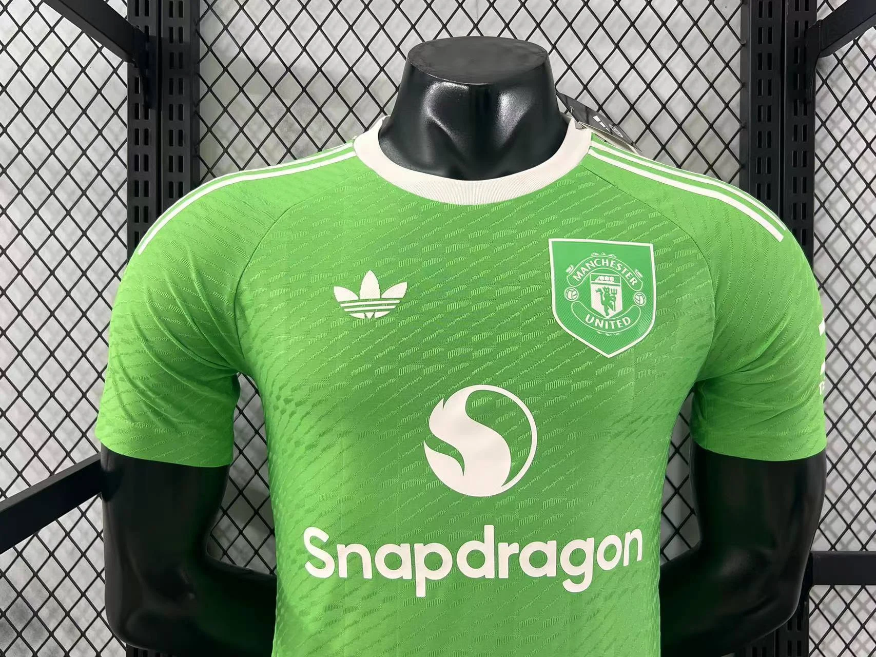 2025-26 Manchester United Goalkeeper Jersey – Player Version view 3