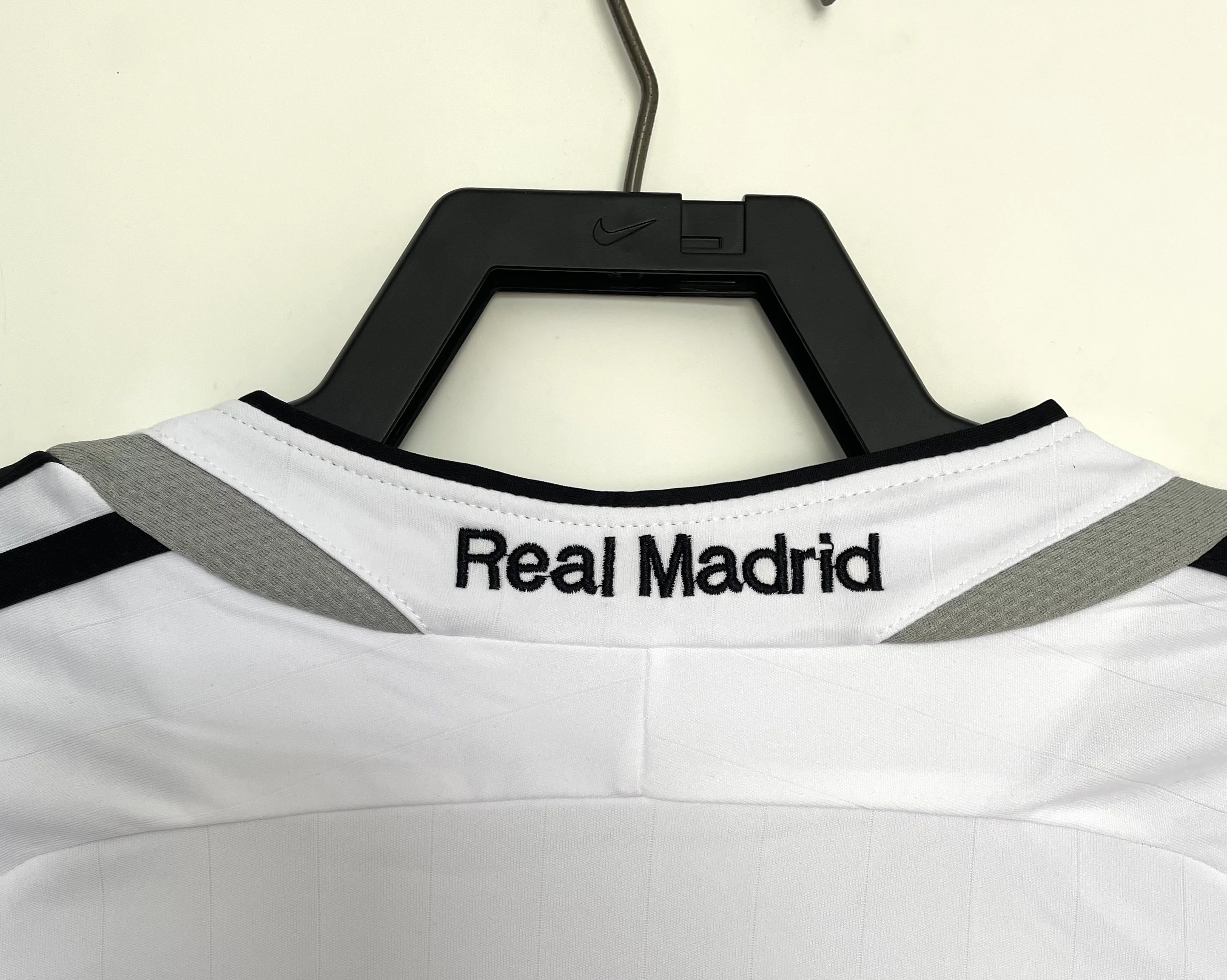 2006-07 Real Madrid Home Long-Sleeve Retro Jersey view 3