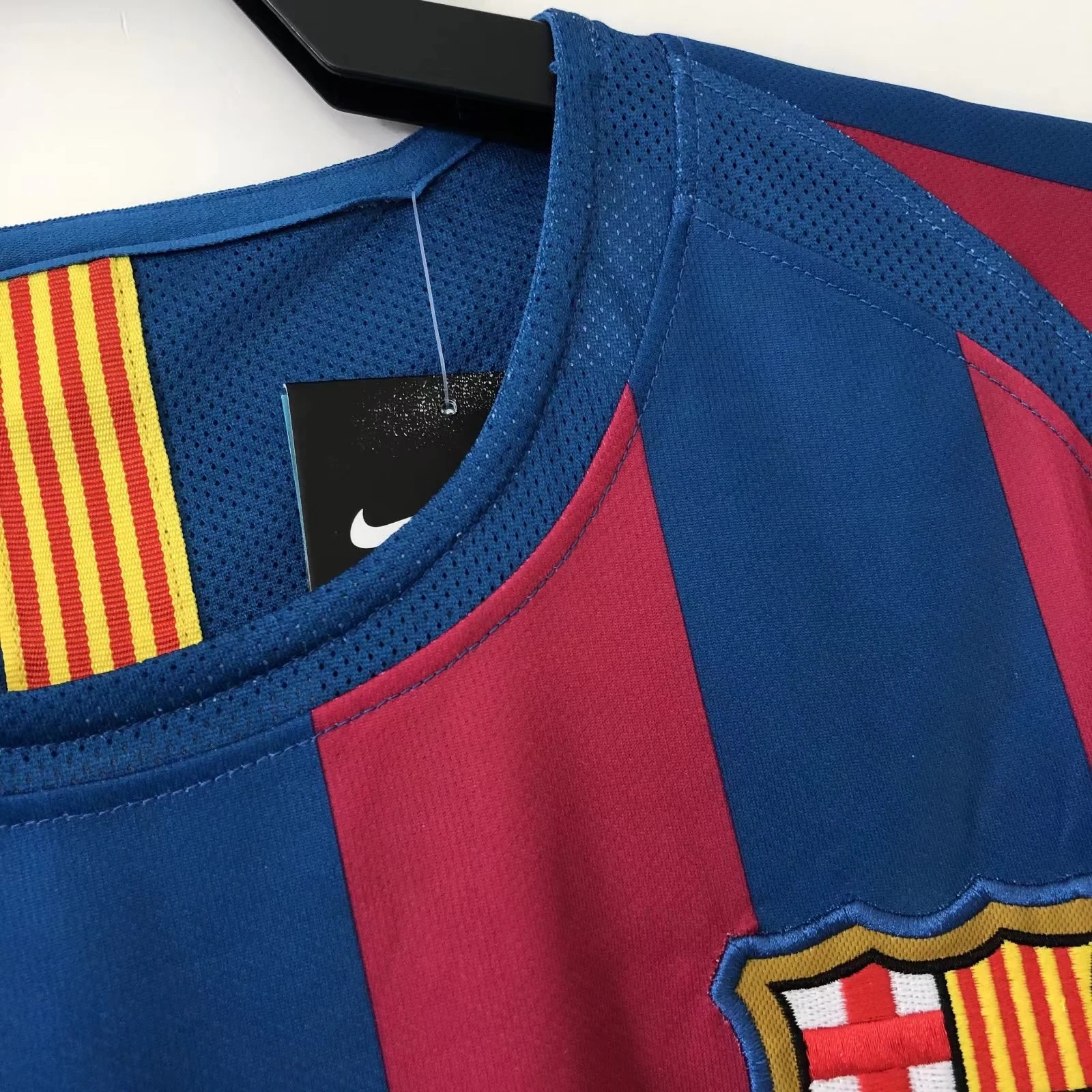 2005-06 Barcelona Home Retro Jersey - League Plate view 3