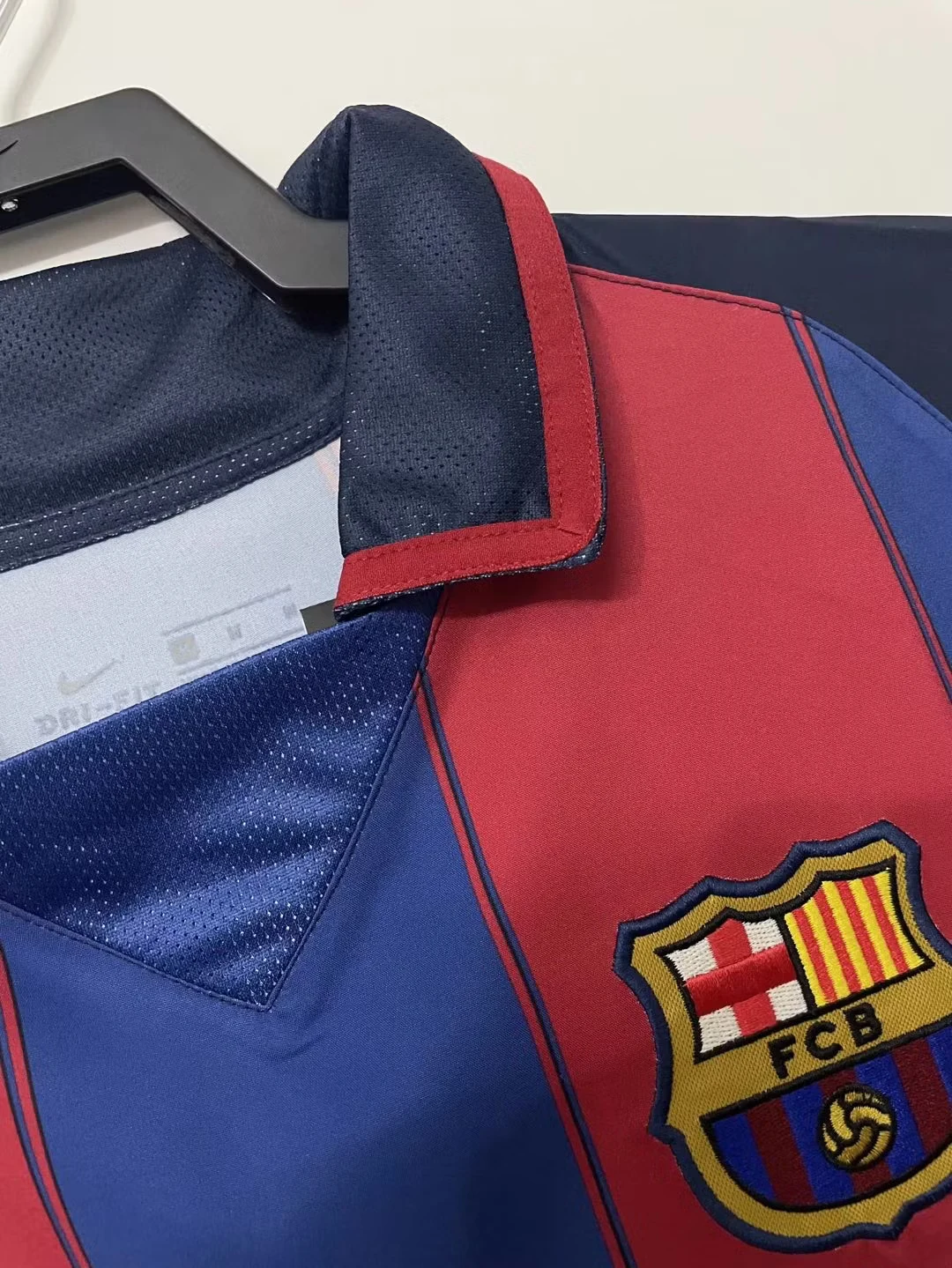 2003-04 Barcelona Home Retro Jersey view 7