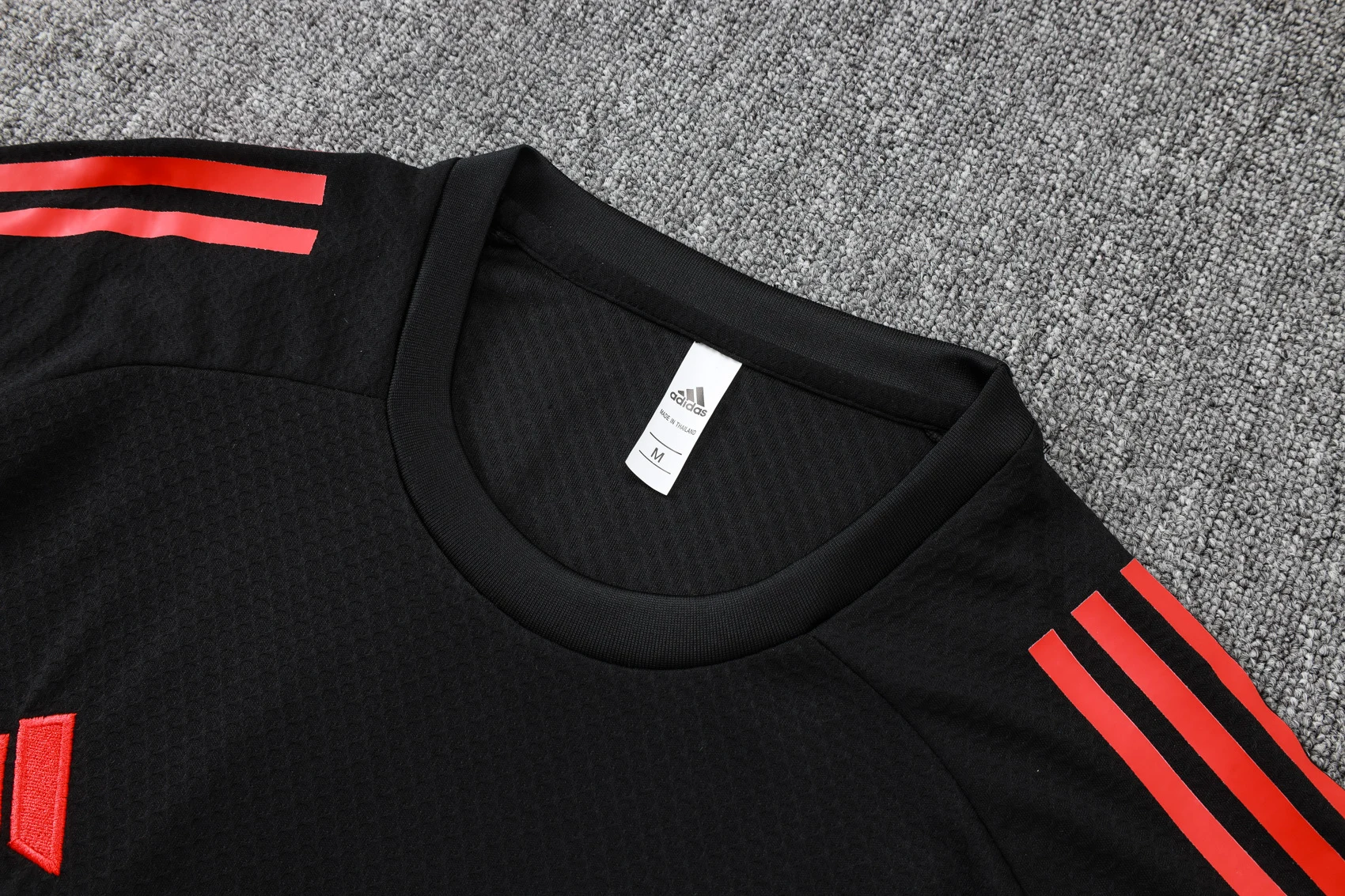 2025-26 season Bayern Munich black short-sleeved training kit view 3