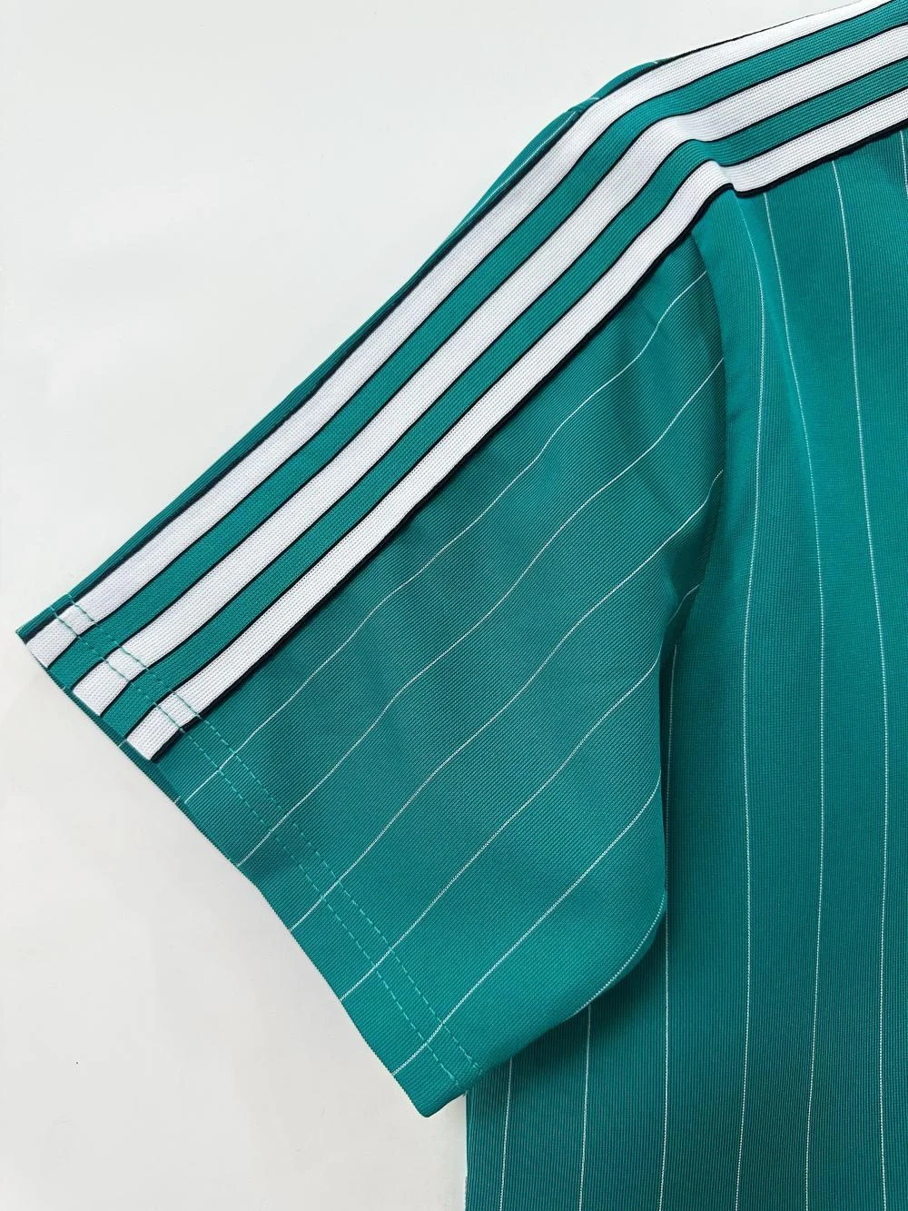 2025-26 Liverpool Retro Kit view 4