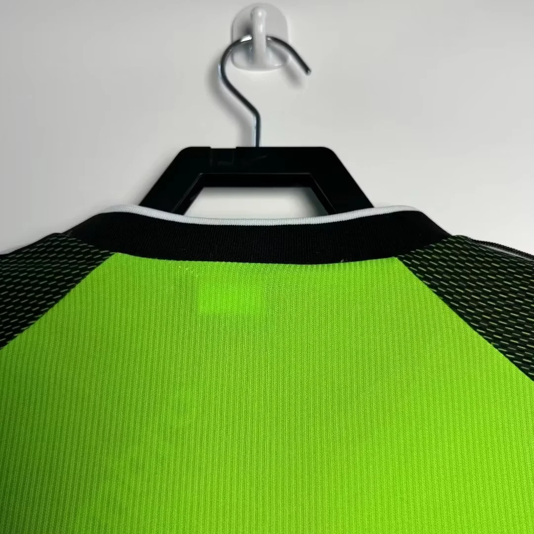 1998-99 Manchester United Green Goalkeeper Long Sleeve Retro Shirt view 4